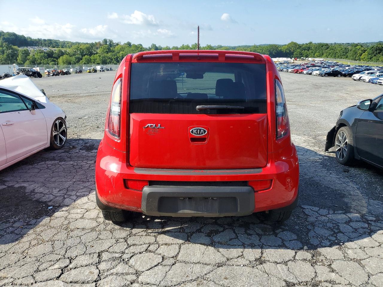 2011 Kia Soul + Red vin: KNDJT2A26B7197550