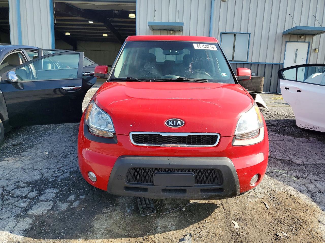 2011 Kia Soul + Red vin: KNDJT2A26B7197550