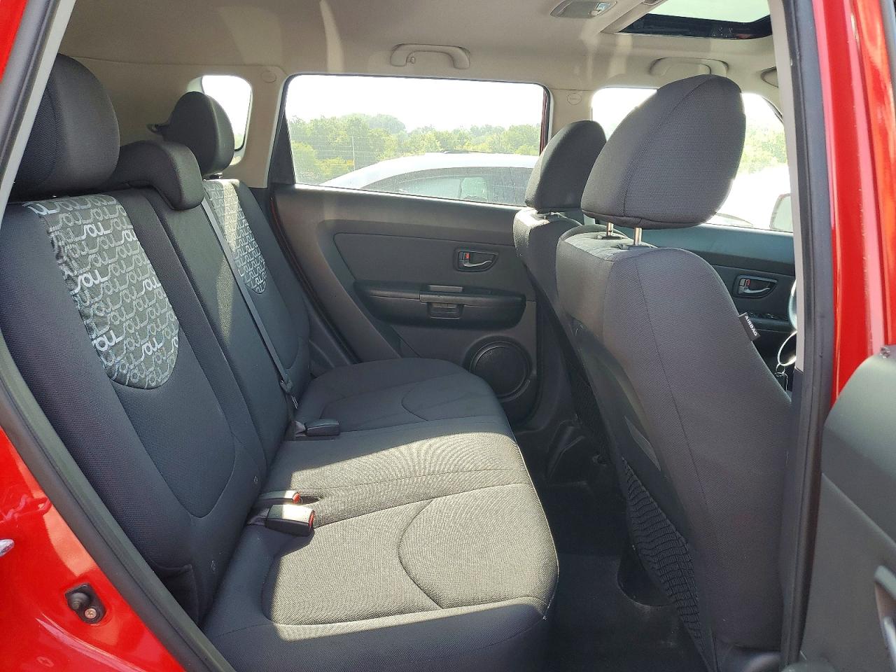 2011 Kia Soul + Red vin: KNDJT2A26B7197550