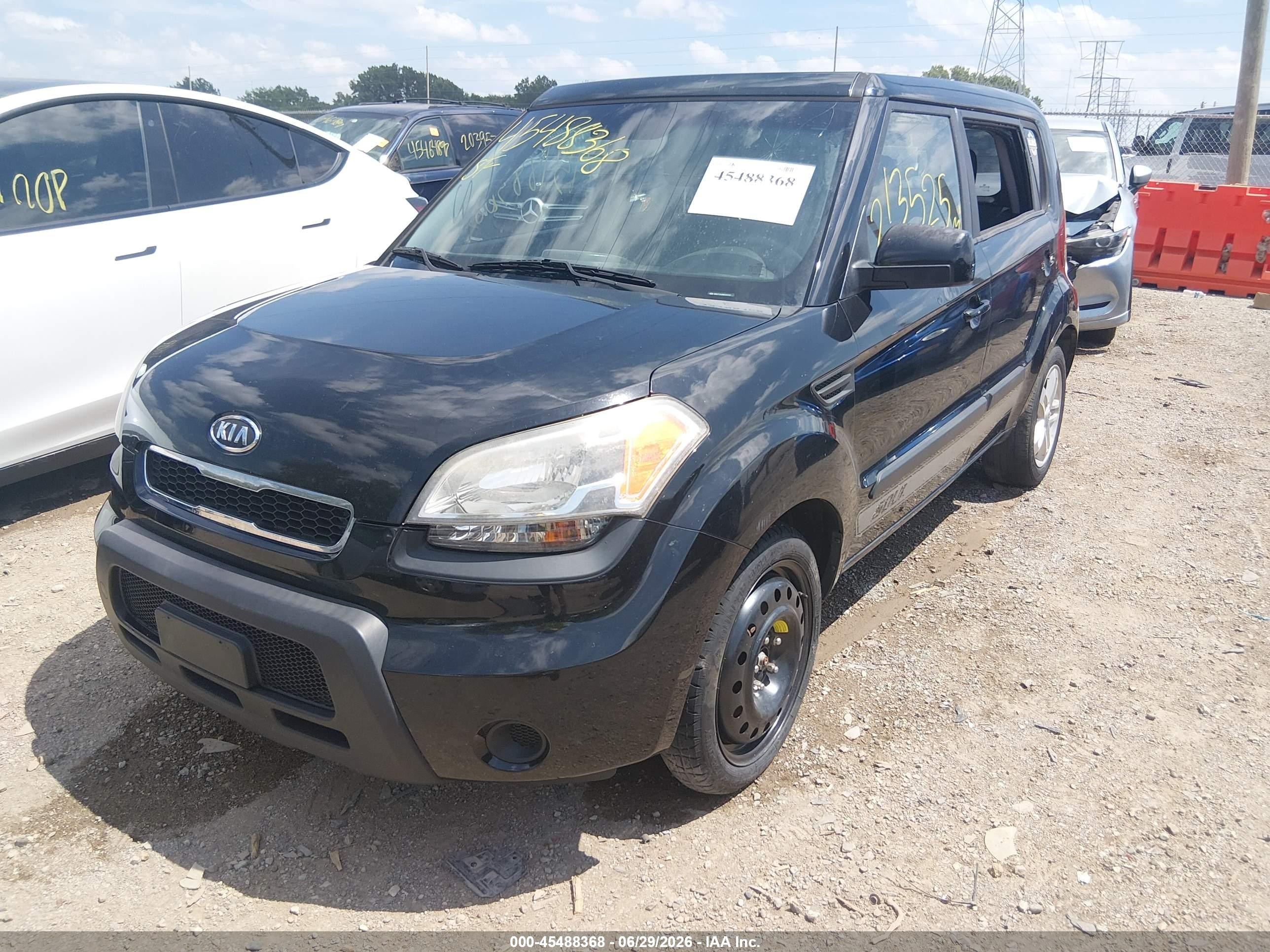 2011 Kia Soul + Black vin: KNDJT2A26B7211737