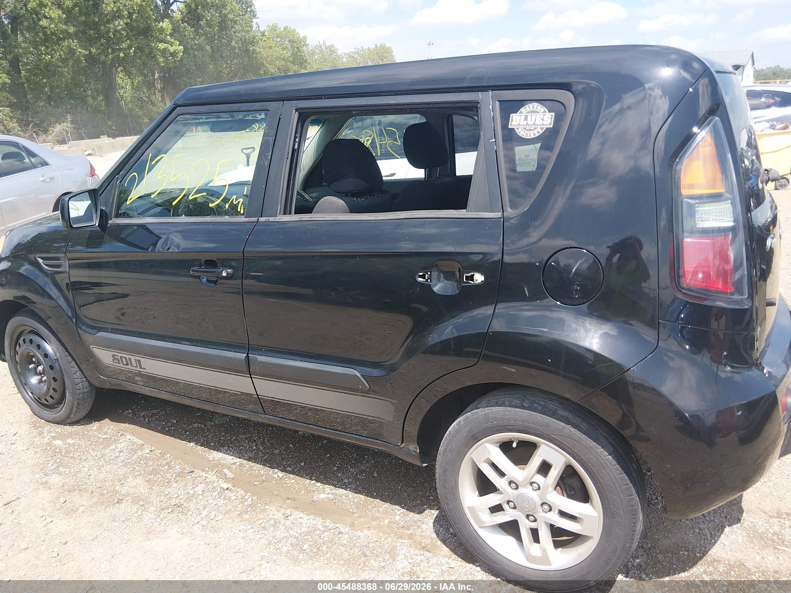 2011 Kia Soul + Black vin: KNDJT2A26B7211737