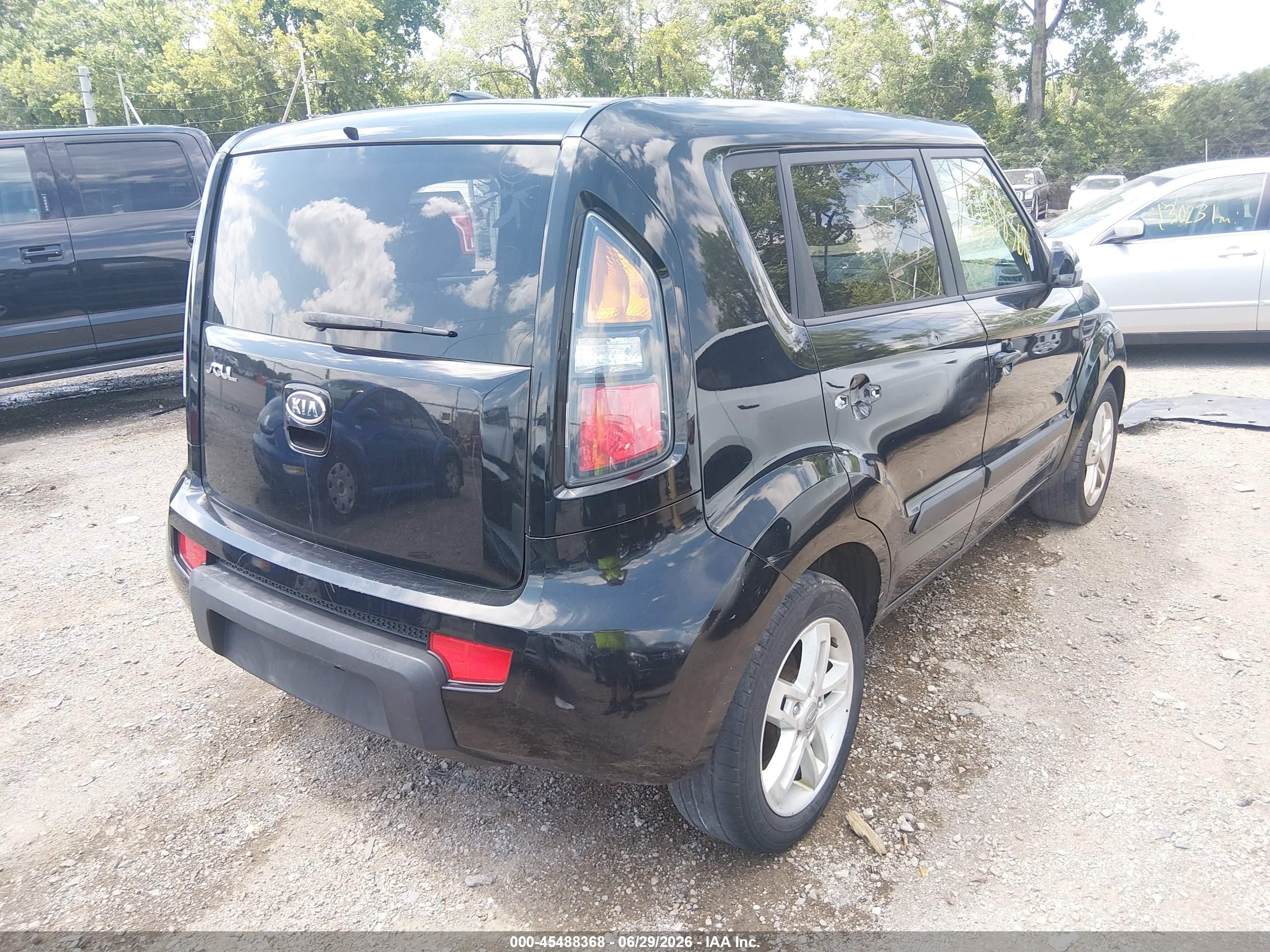 2011 Kia Soul + Black vin: KNDJT2A26B7211737
