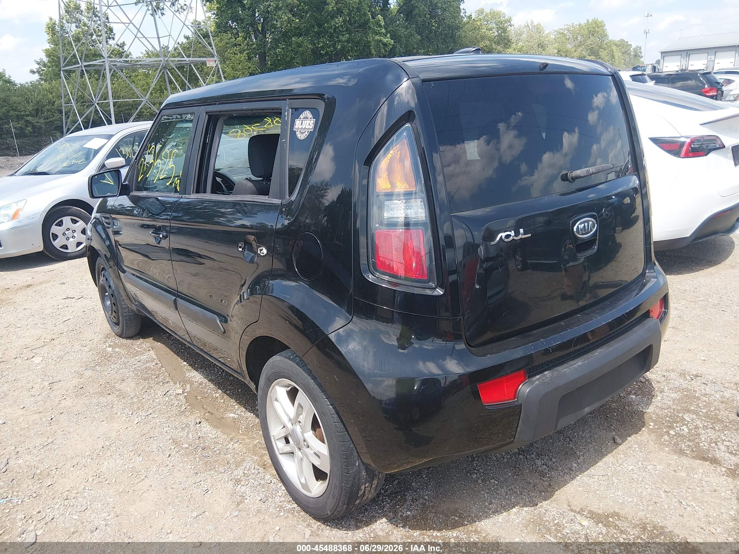 2011 Kia Soul + Black vin: KNDJT2A26B7211737