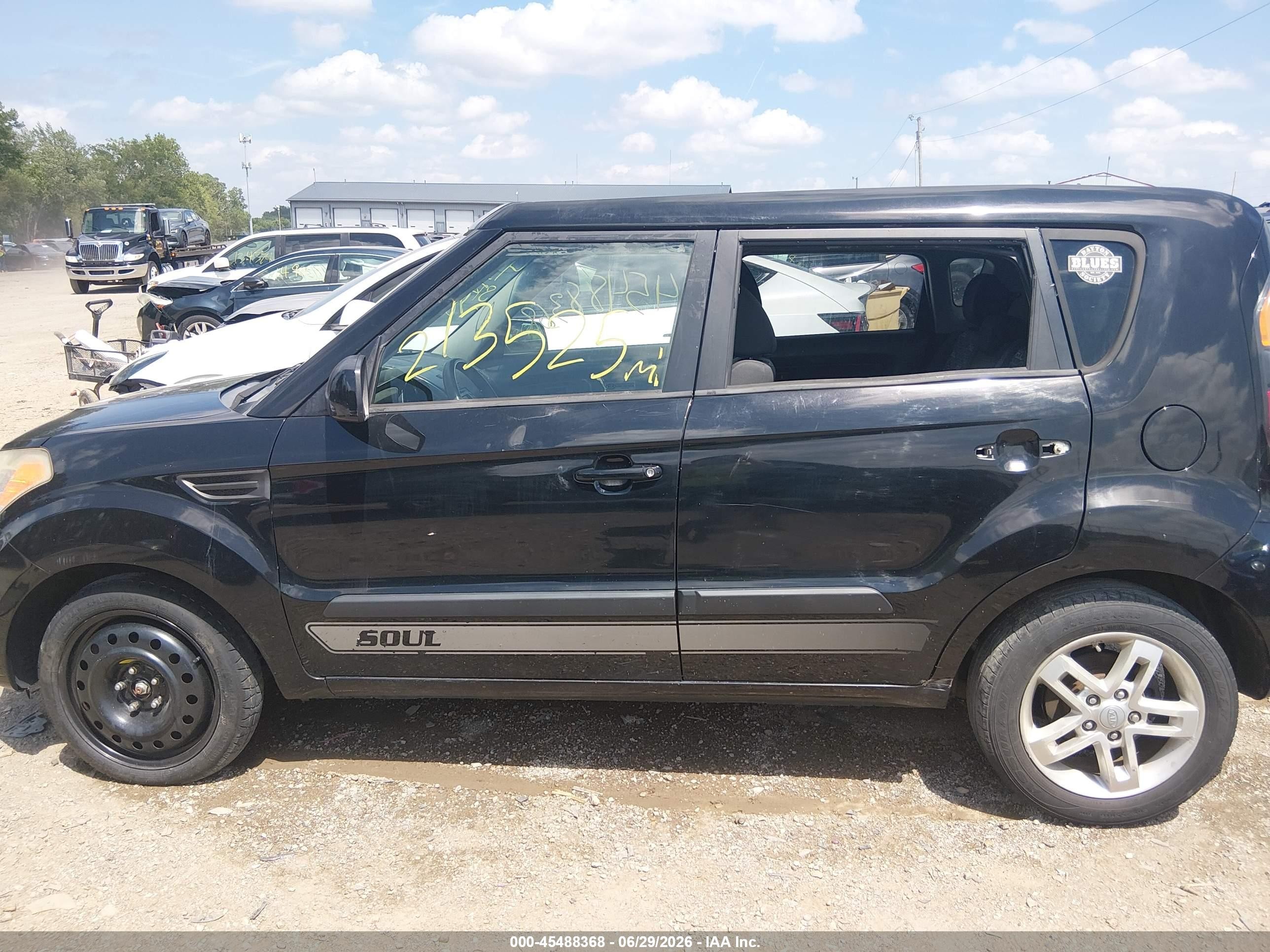 2011 Kia Soul + Black vin: KNDJT2A26B7211737