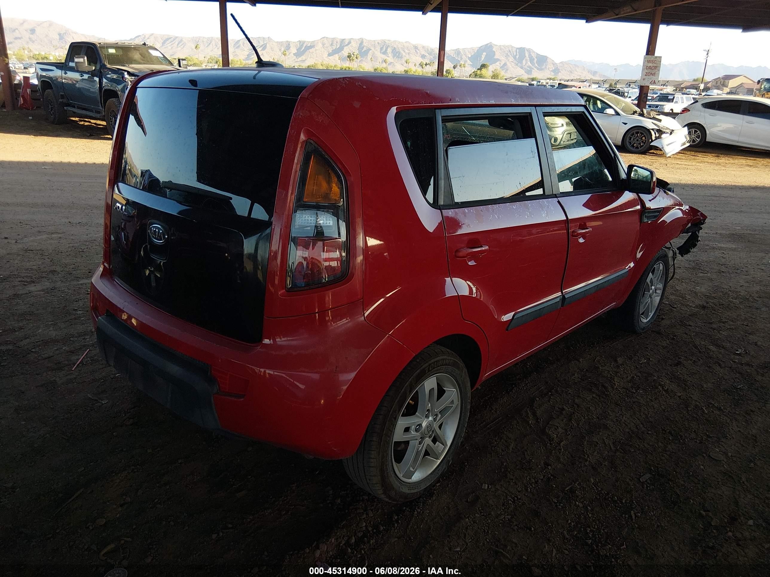 2011 Kia Soul + Red vin: KNDJT2A26B7216212
