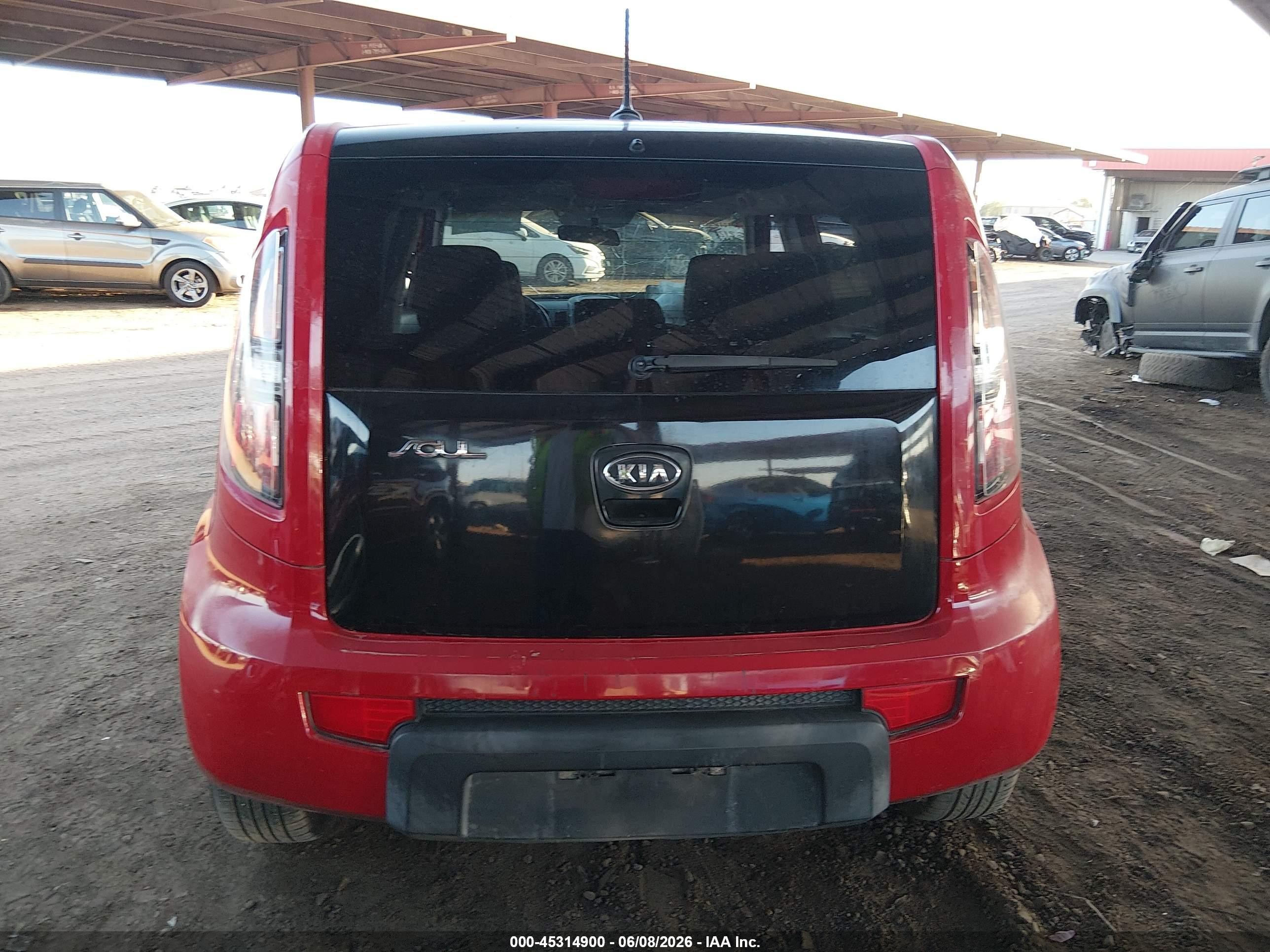 2011 Kia Soul + Red vin: KNDJT2A26B7216212