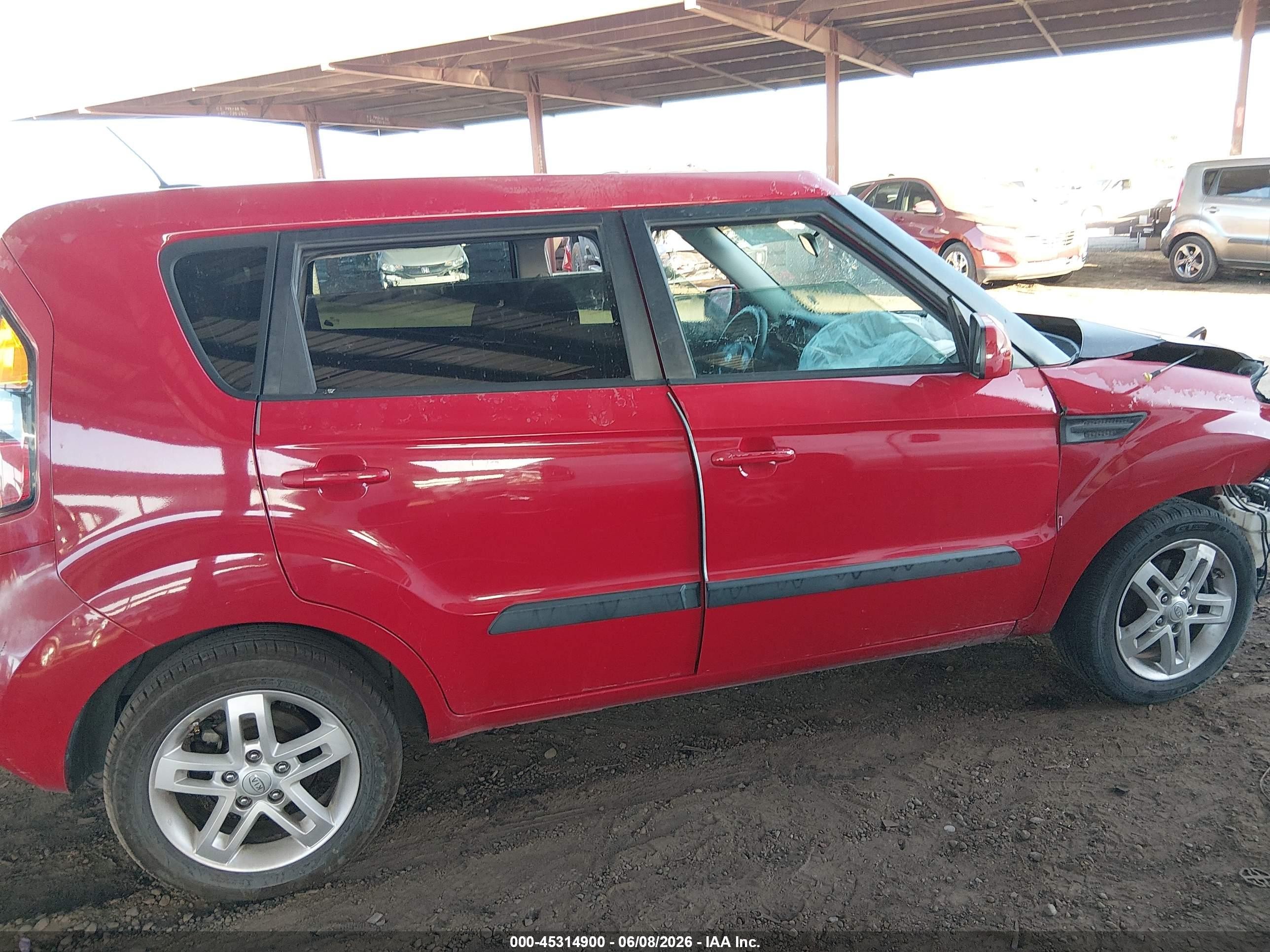 2011 Kia Soul + Red vin: KNDJT2A26B7216212