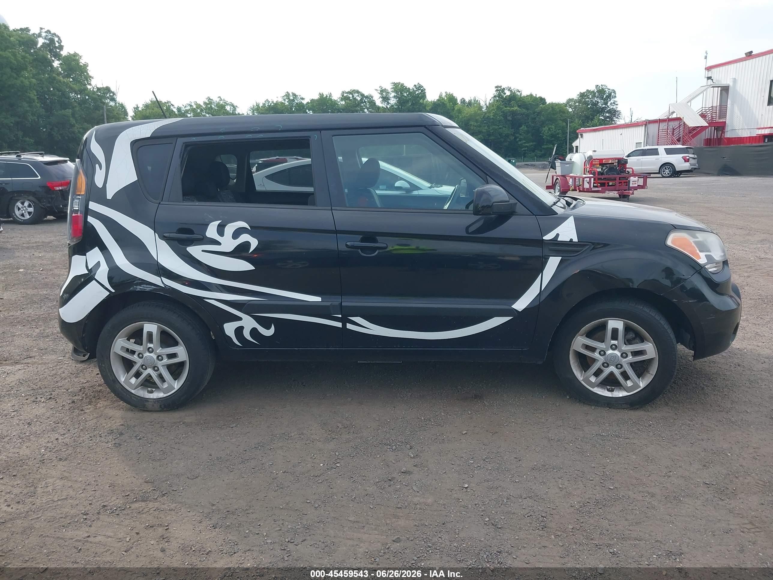 2011 Kia Soul + Black vin: KNDJT2A26B7232975