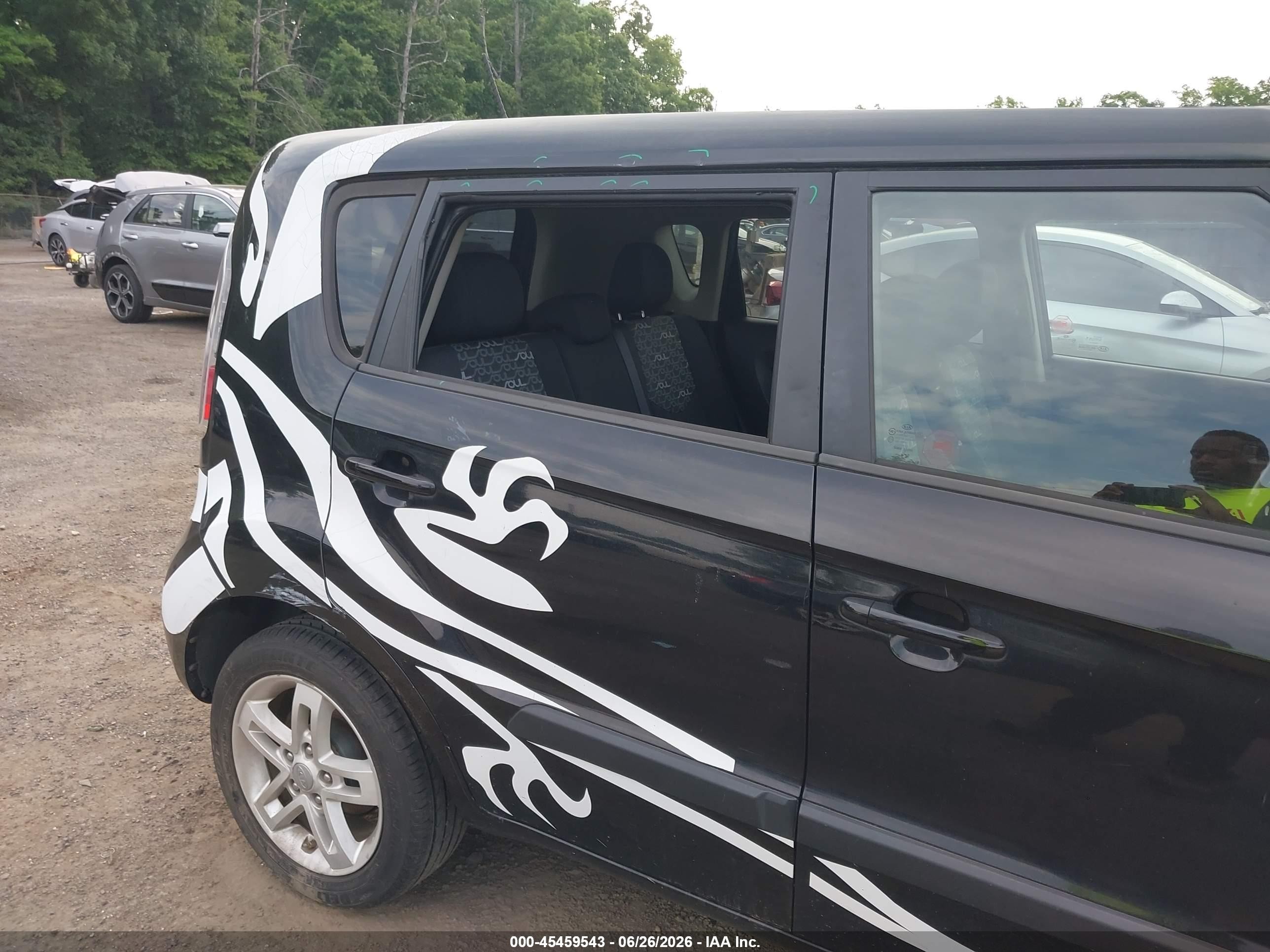 2011 Kia Soul + Black vin: KNDJT2A26B7232975