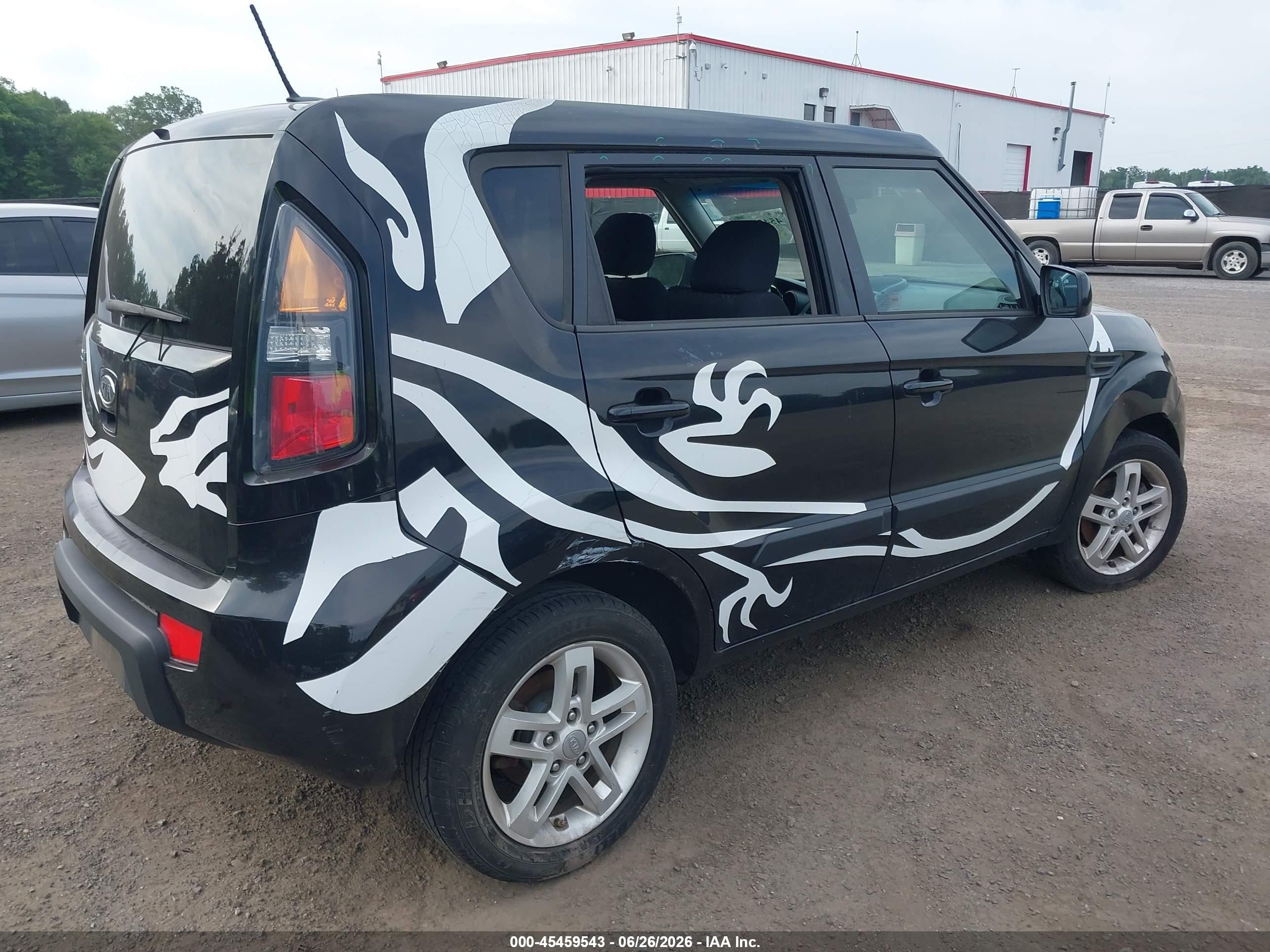 2011 Kia Soul + Black vin: KNDJT2A26B7232975