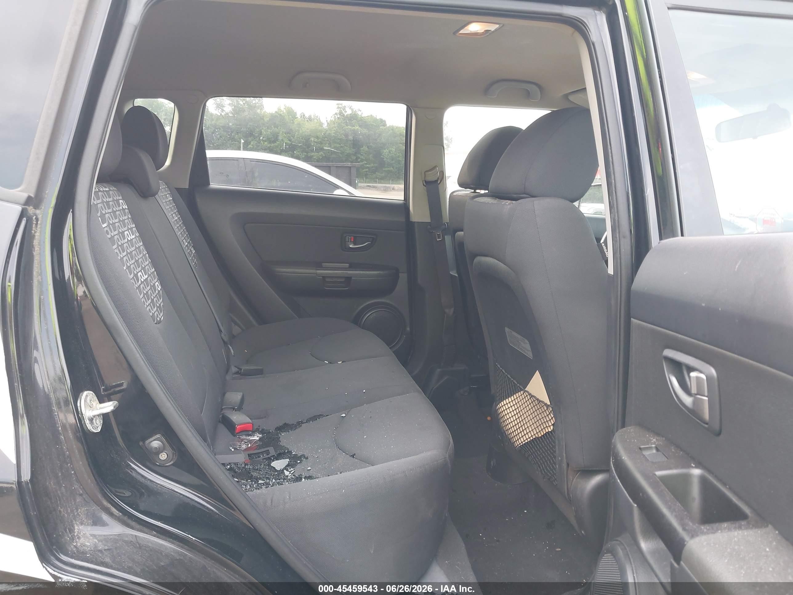 2011 Kia Soul + Black vin: KNDJT2A26B7232975
