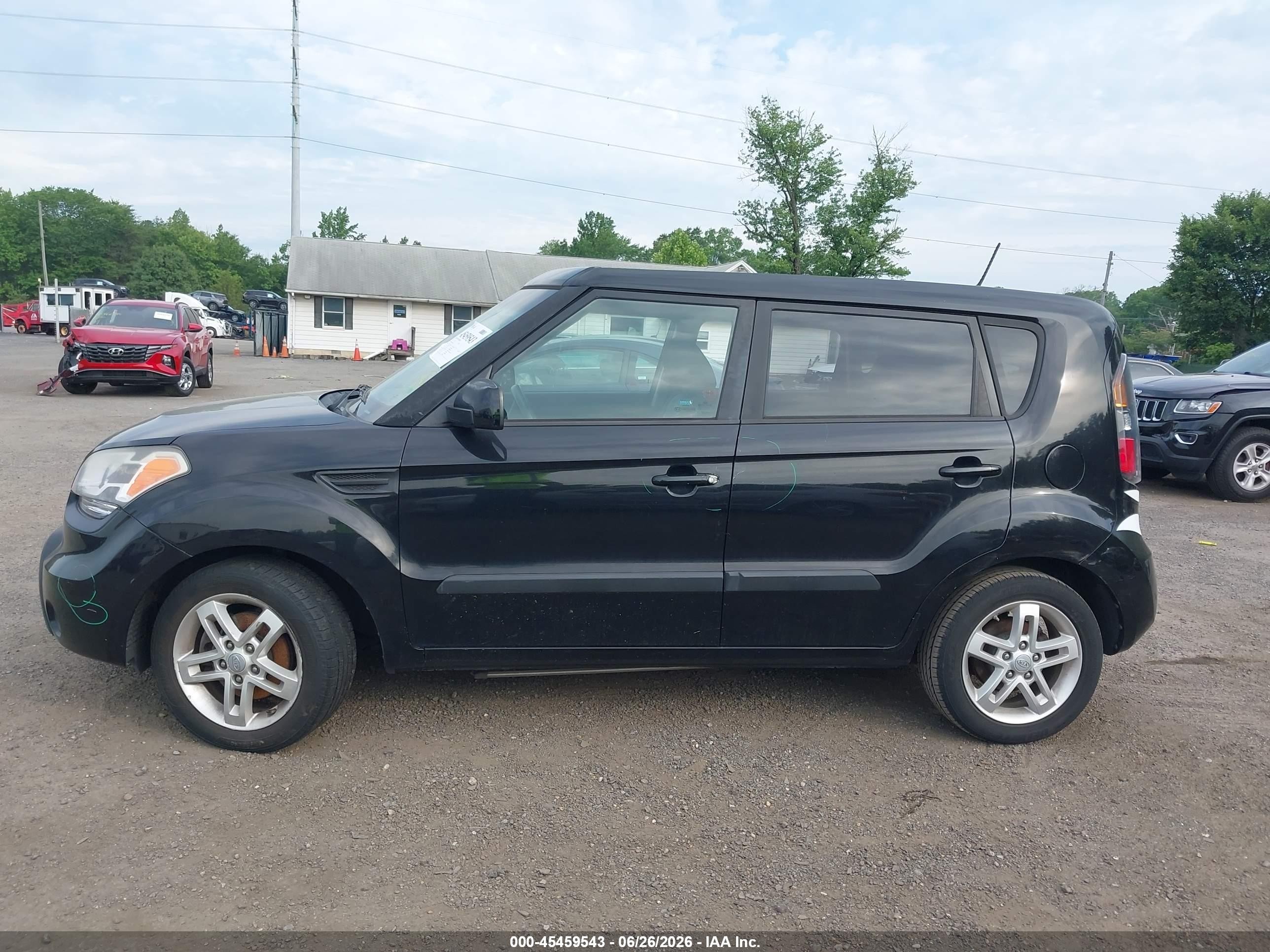2011 Kia Soul + Black vin: KNDJT2A26B7232975