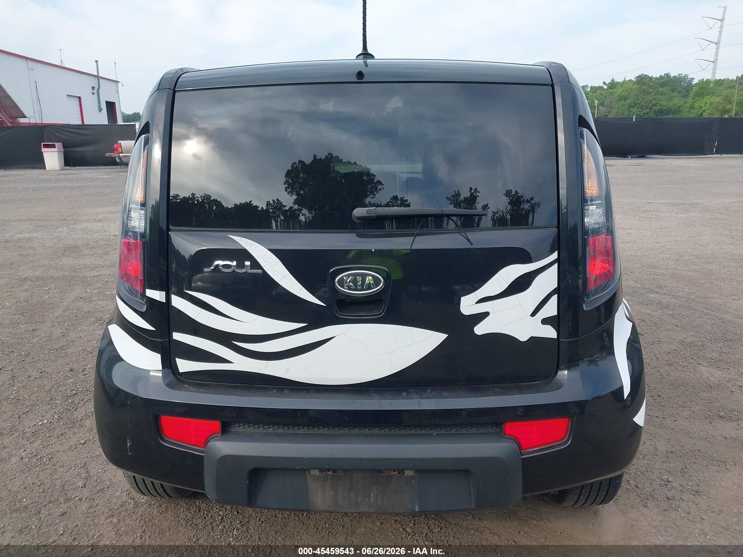 2011 Kia Soul + Black vin: KNDJT2A26B7232975