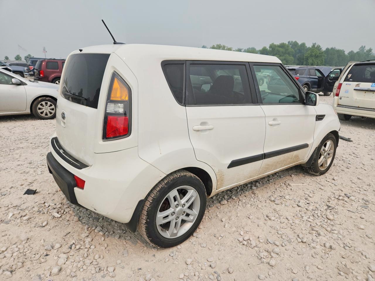 2011 Kia Soul + White vin: KNDJT2A26B7272831