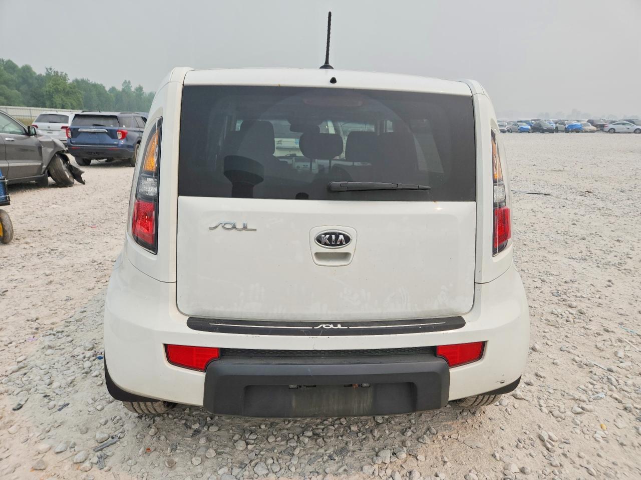 2011 Kia Soul + White vin: KNDJT2A26B7272831