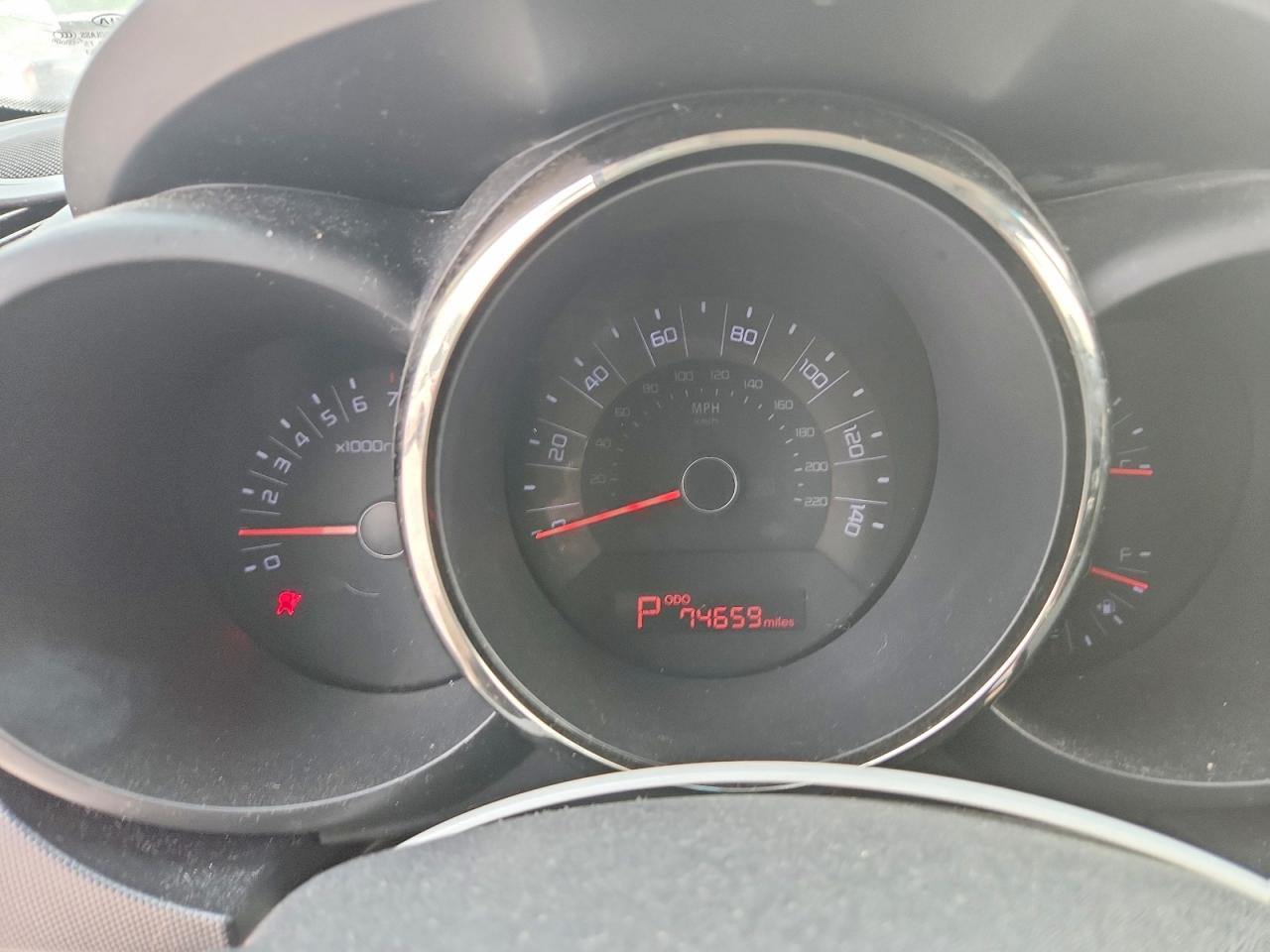 2011 Kia Soul + White vin: KNDJT2A26B7272831