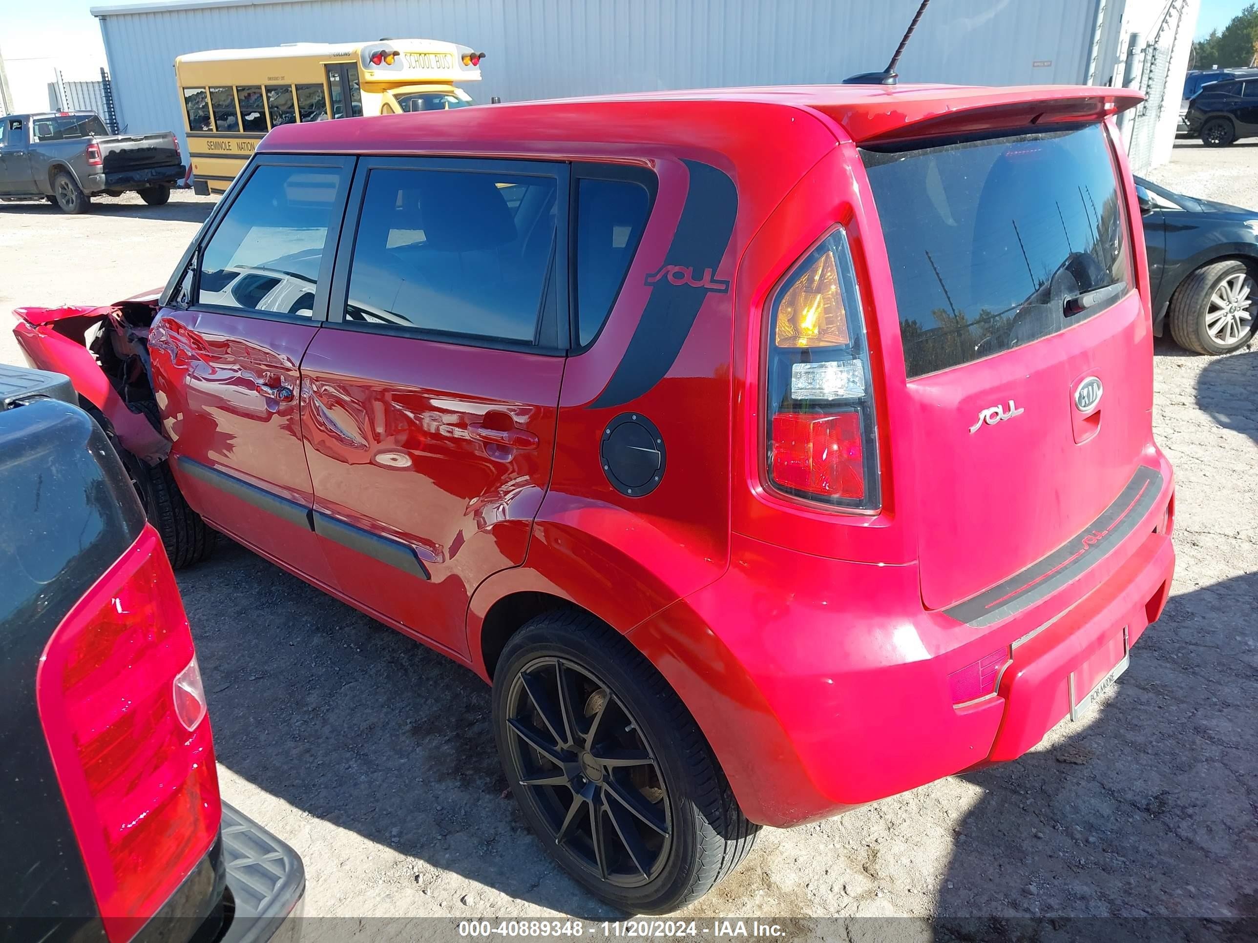 2011 Kia Soul + Red vin: KNDJT2A26B7292531