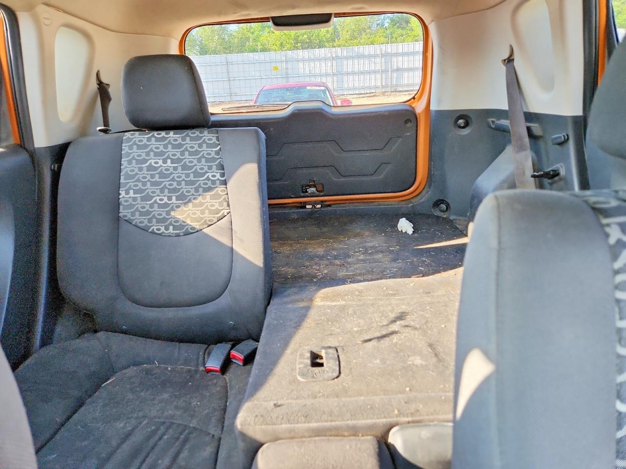 2011 Kia Soul + Orange vin: KNDJT2A26B7304208