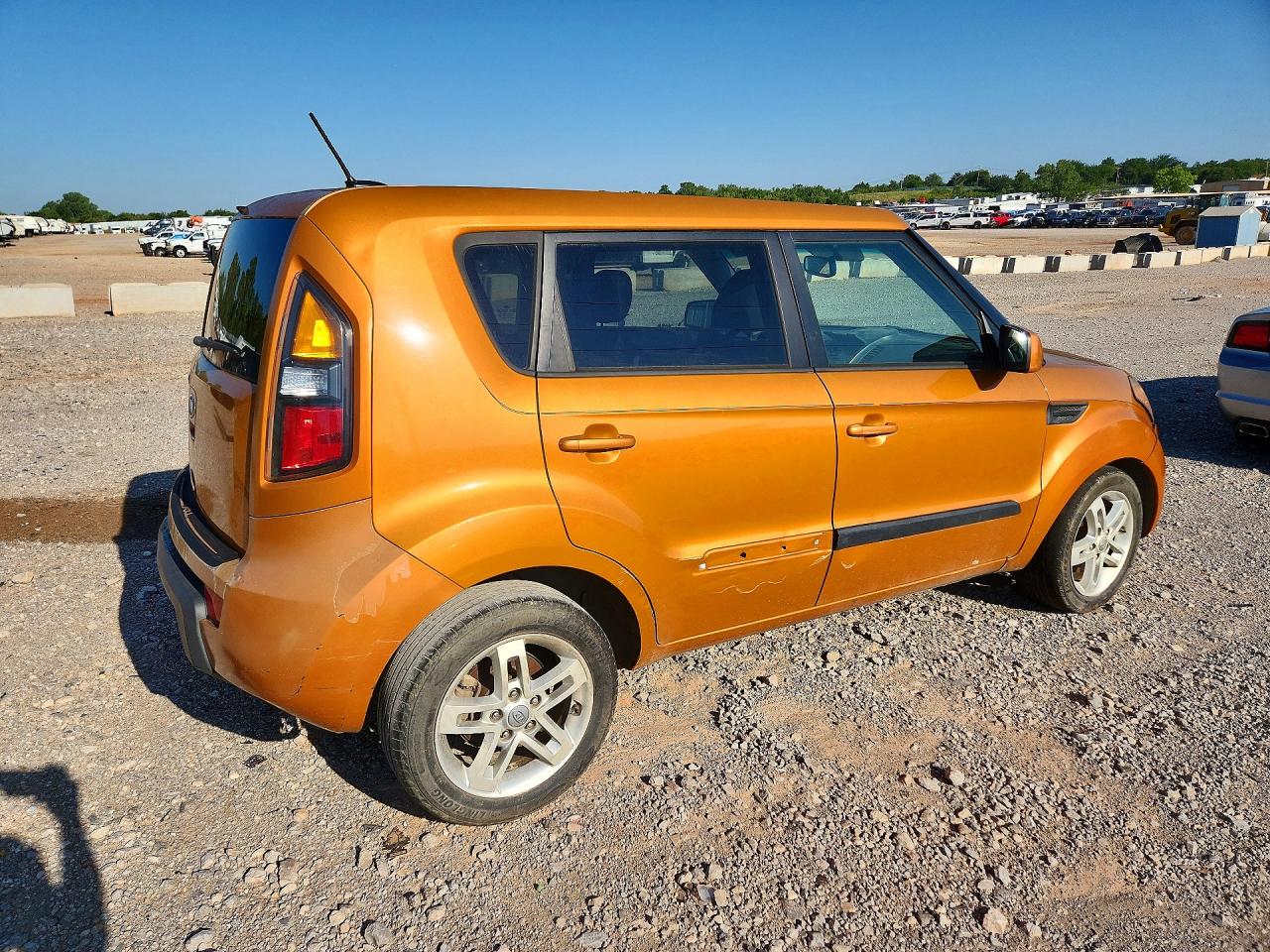 2011 Kia Soul + Orange vin: KNDJT2A26B7304208