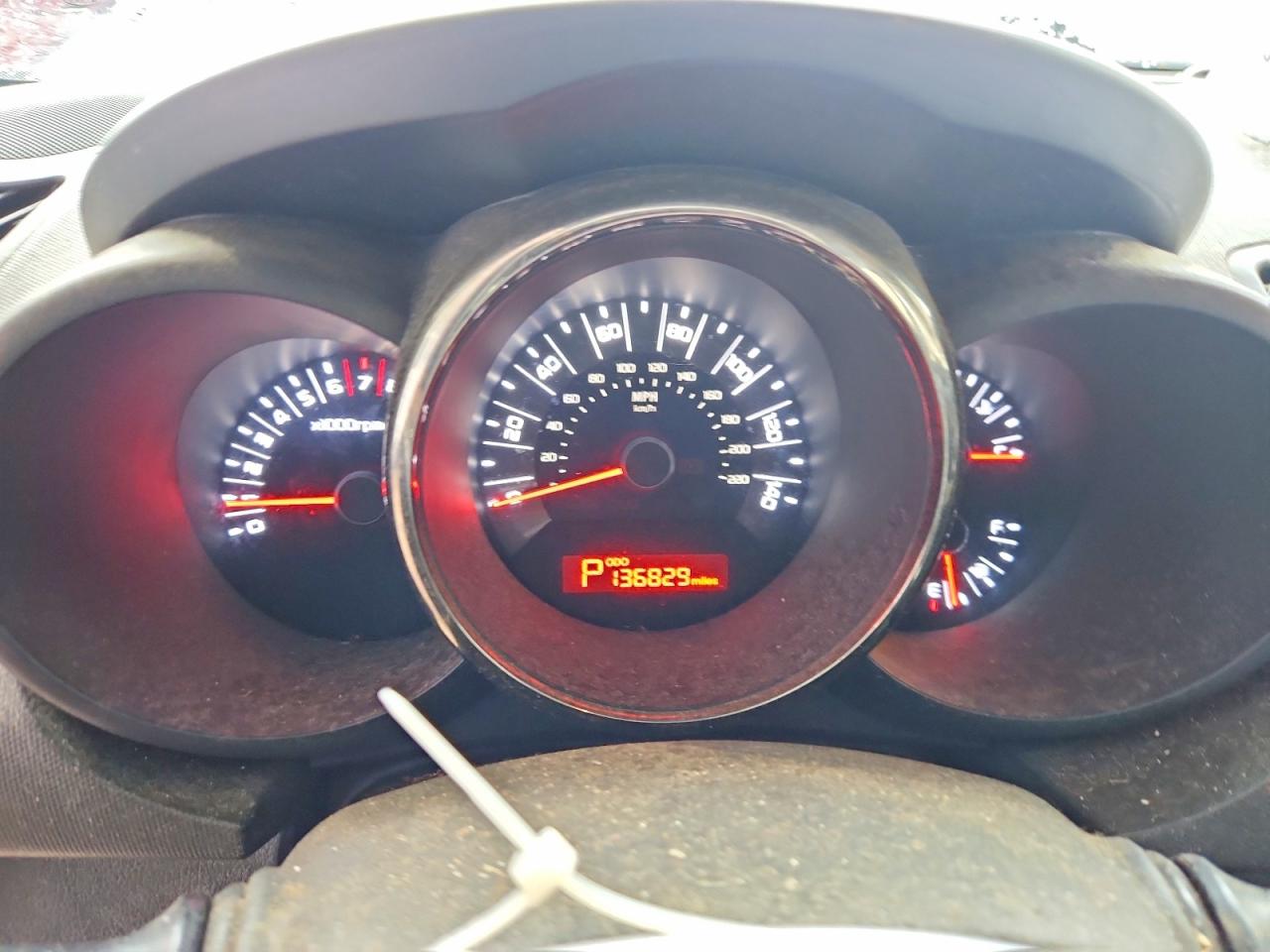 2011 Kia Soul + Красный vin: KNDJT2A26B7319775