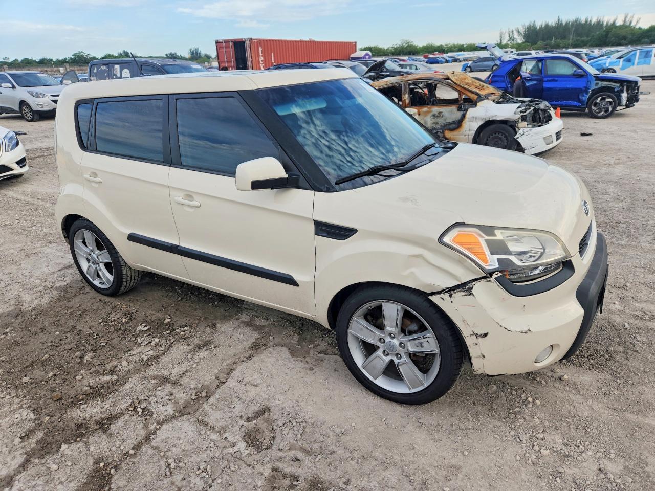 2011 Kia Soul ! Cream vin: KNDJT2A26B7718072