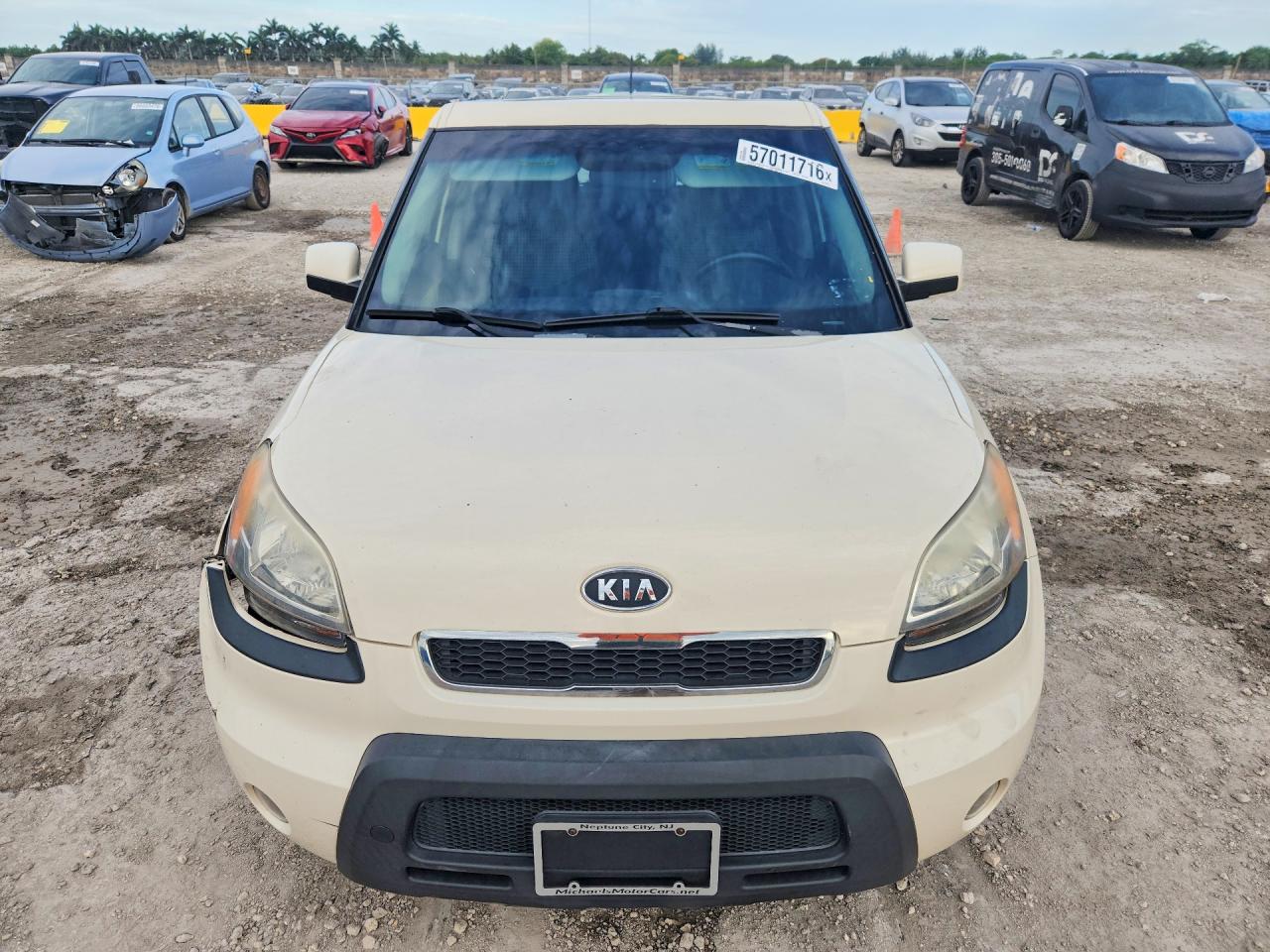 2011 Kia Soul ! Cream vin: KNDJT2A26B7718072