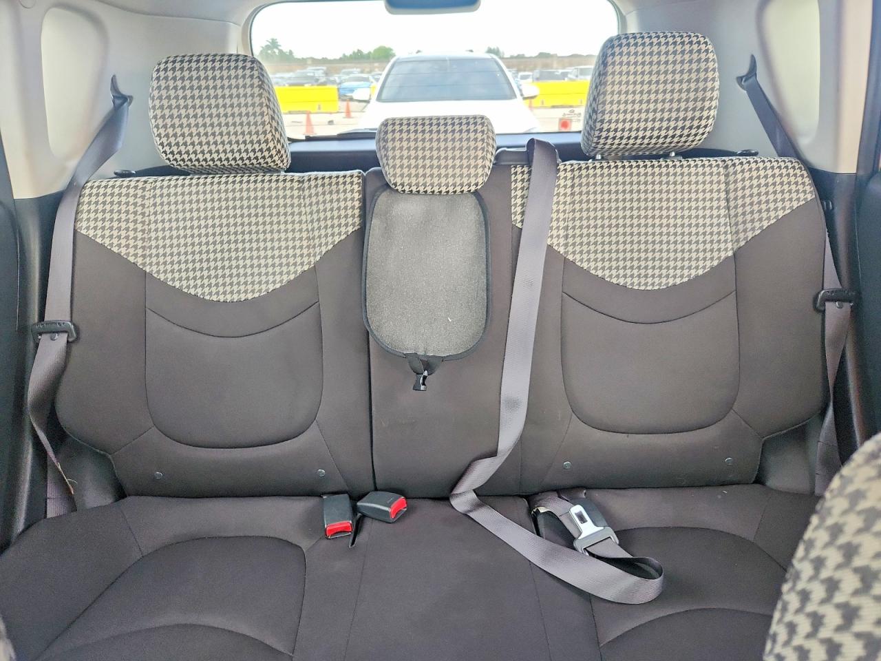 2011 Kia Soul ! Cream vin: KNDJT2A26B7718072