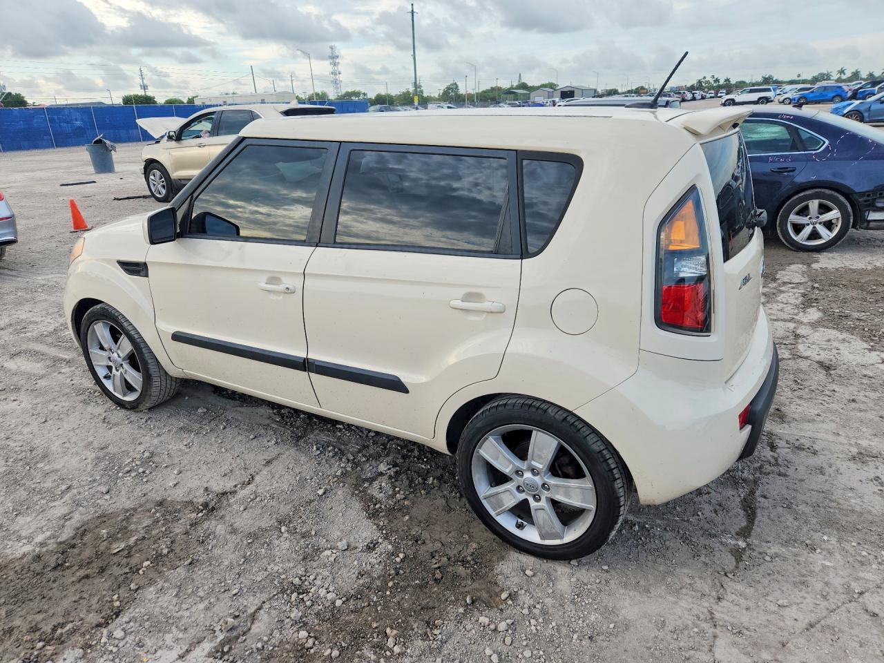 2011 Kia Soul ! Cream vin: KNDJT2A26B7718072