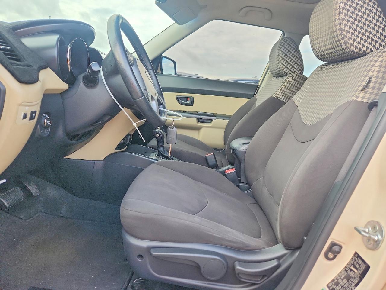 2011 Kia Soul ! Cream vin: KNDJT2A26B7718072