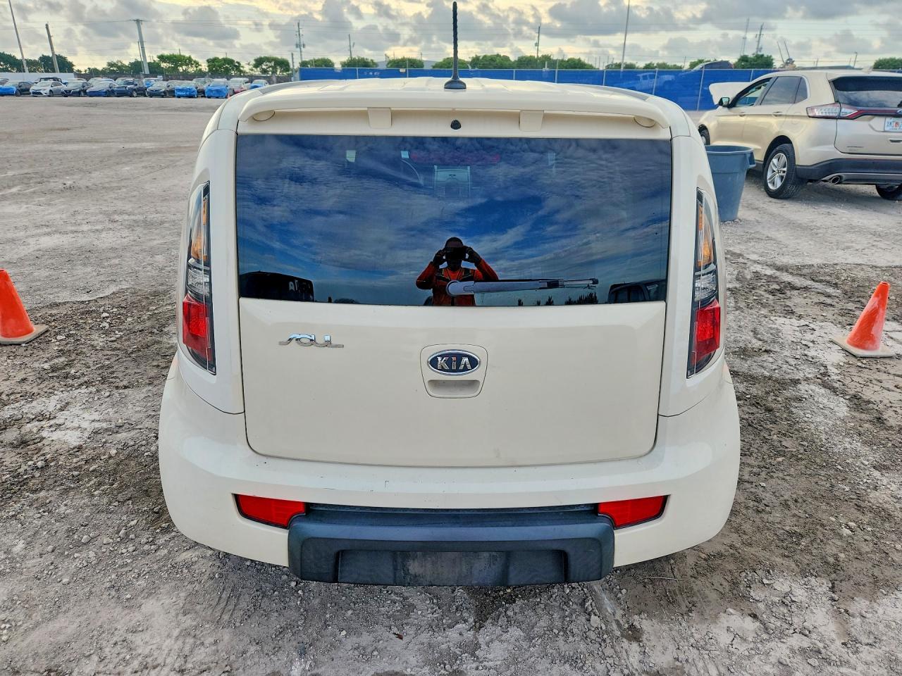 2011 Kia Soul ! Cream vin: KNDJT2A26B7718072
