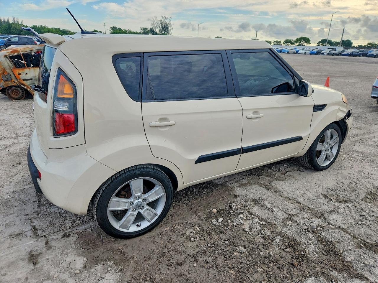 2011 Kia Soul ! Cream vin: KNDJT2A26B7718072