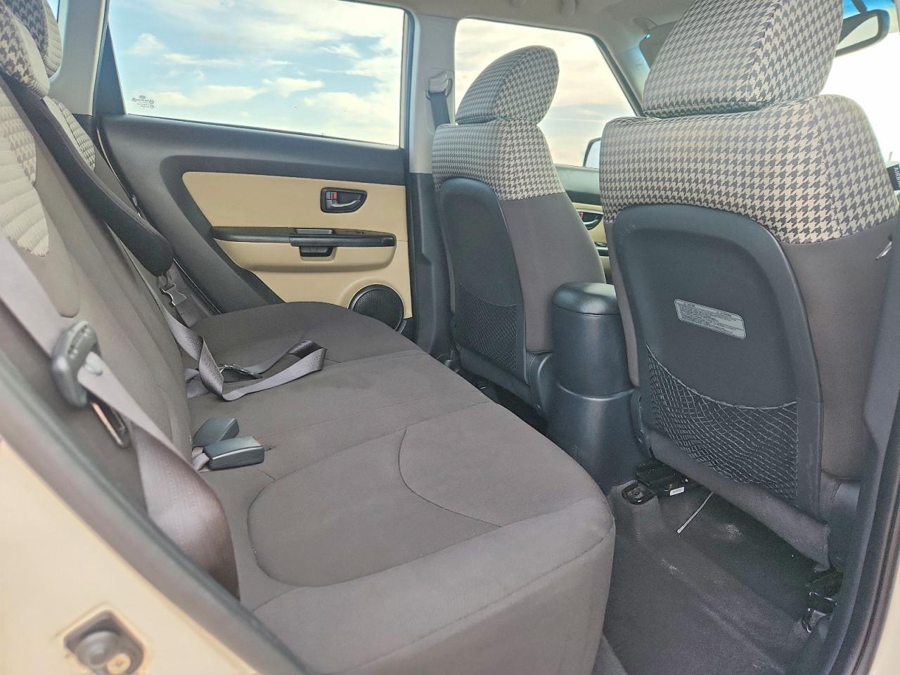 2011 Kia Soul ! Cream vin: KNDJT2A26B7718072