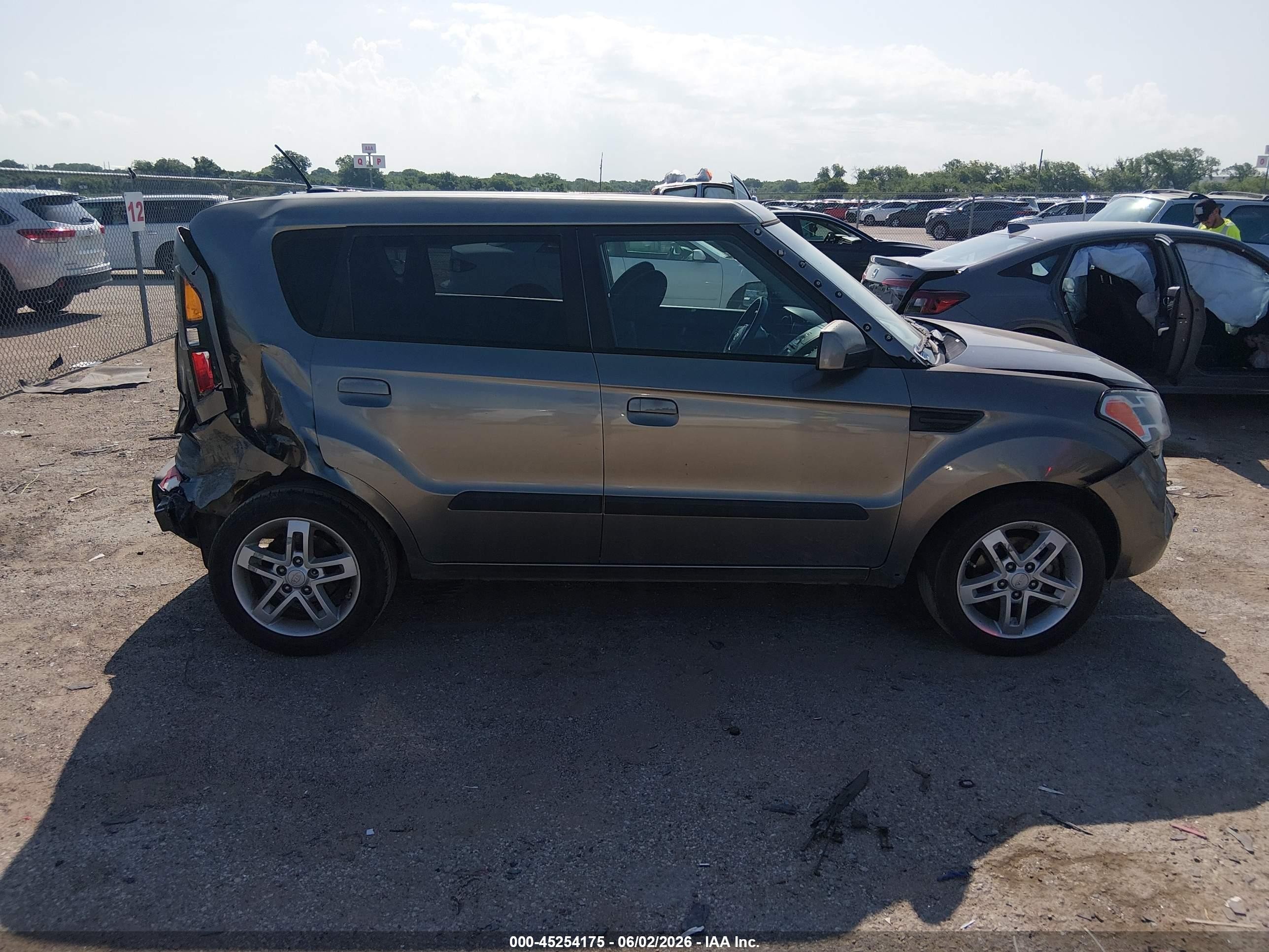 2010 Kia Soul + Gray vin: KNDJT2A27A7030662