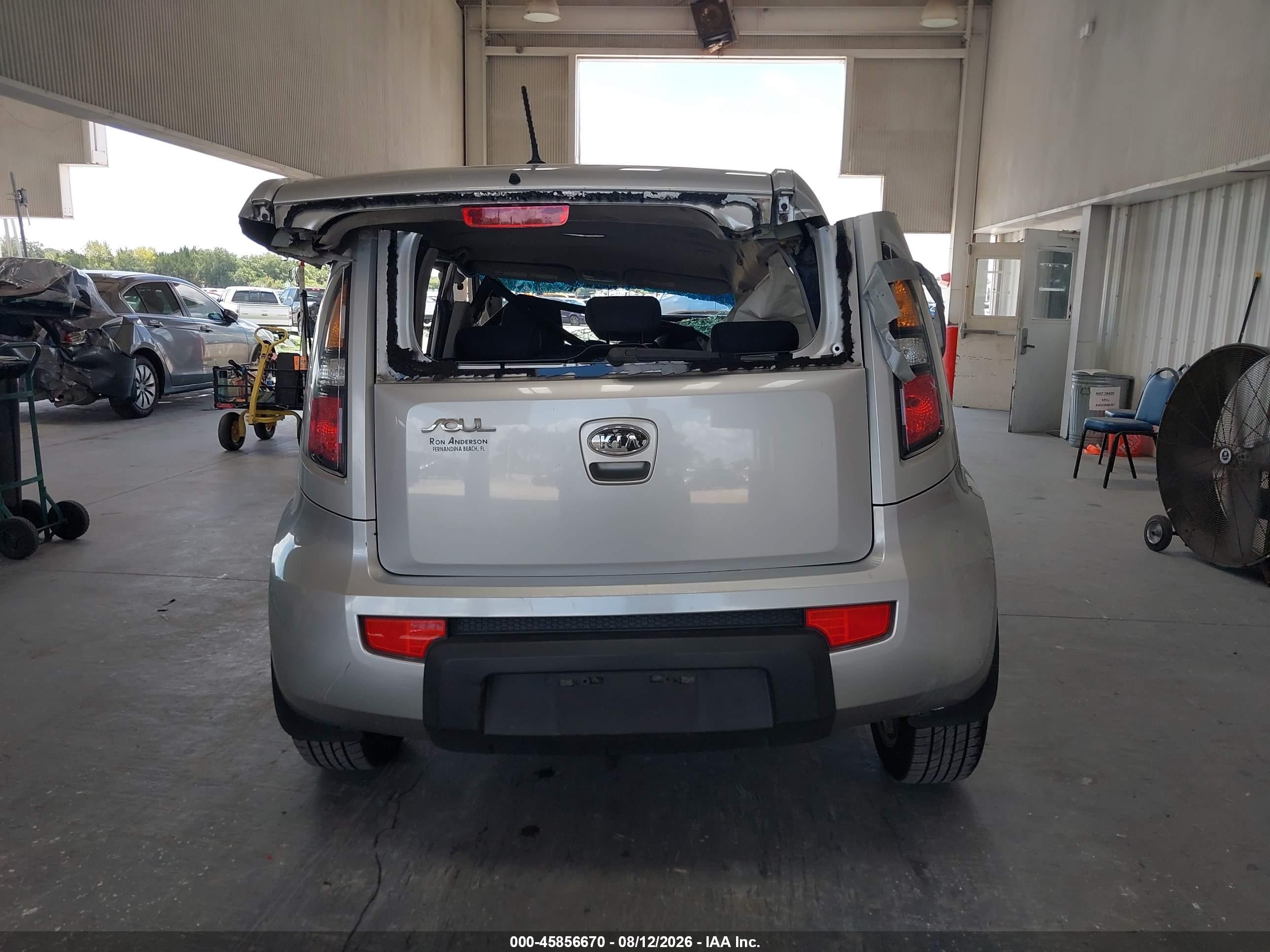 2010 Kia Soul + Серебряный vin: KNDJT2A27A7033173
