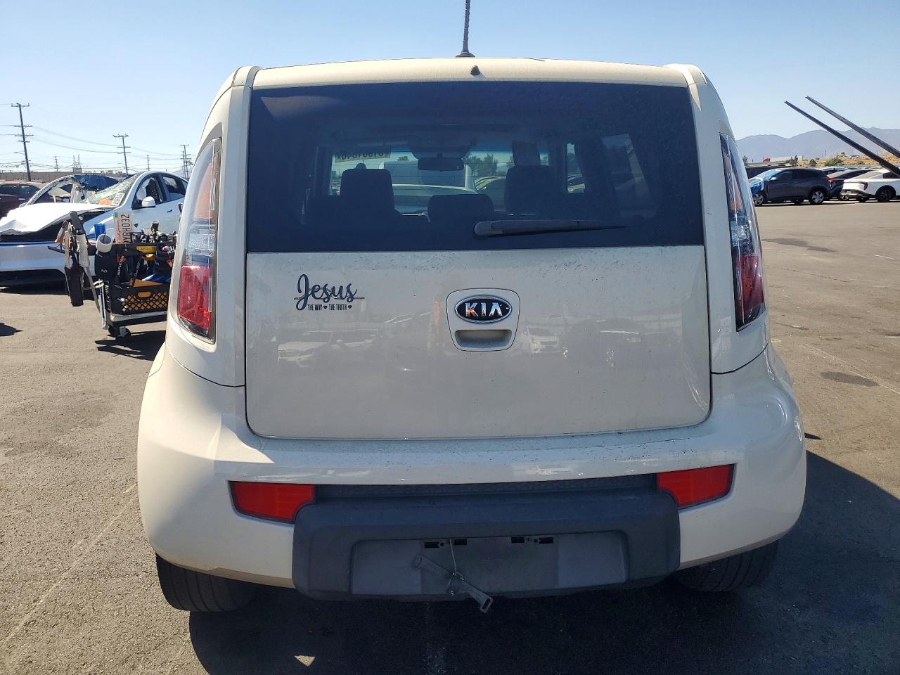 2010 Kia Soul + Cream vin: KNDJT2A27A7038423