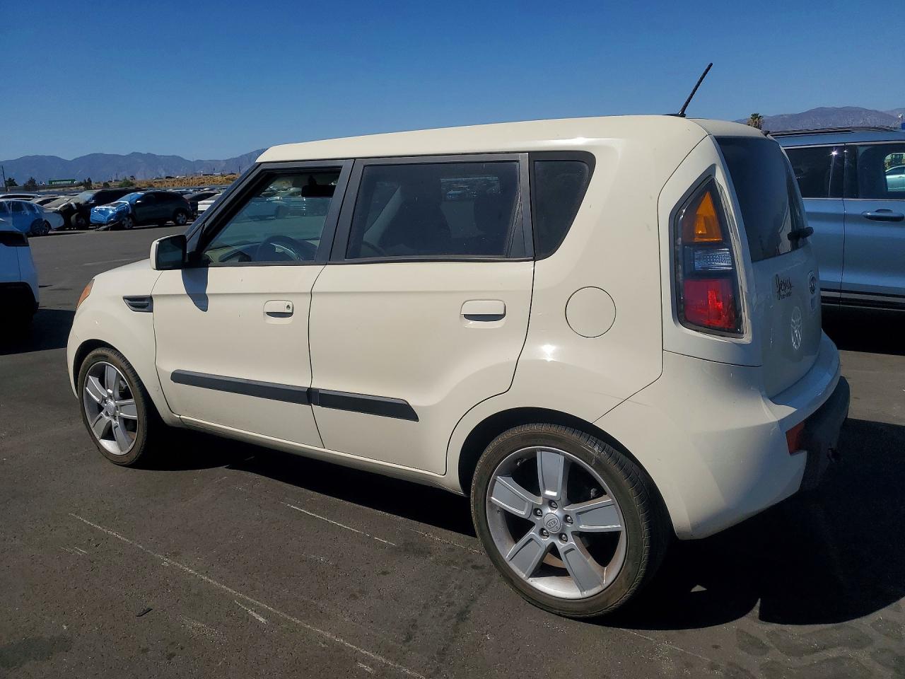 2010 Kia Soul + Cream vin: KNDJT2A27A7038423