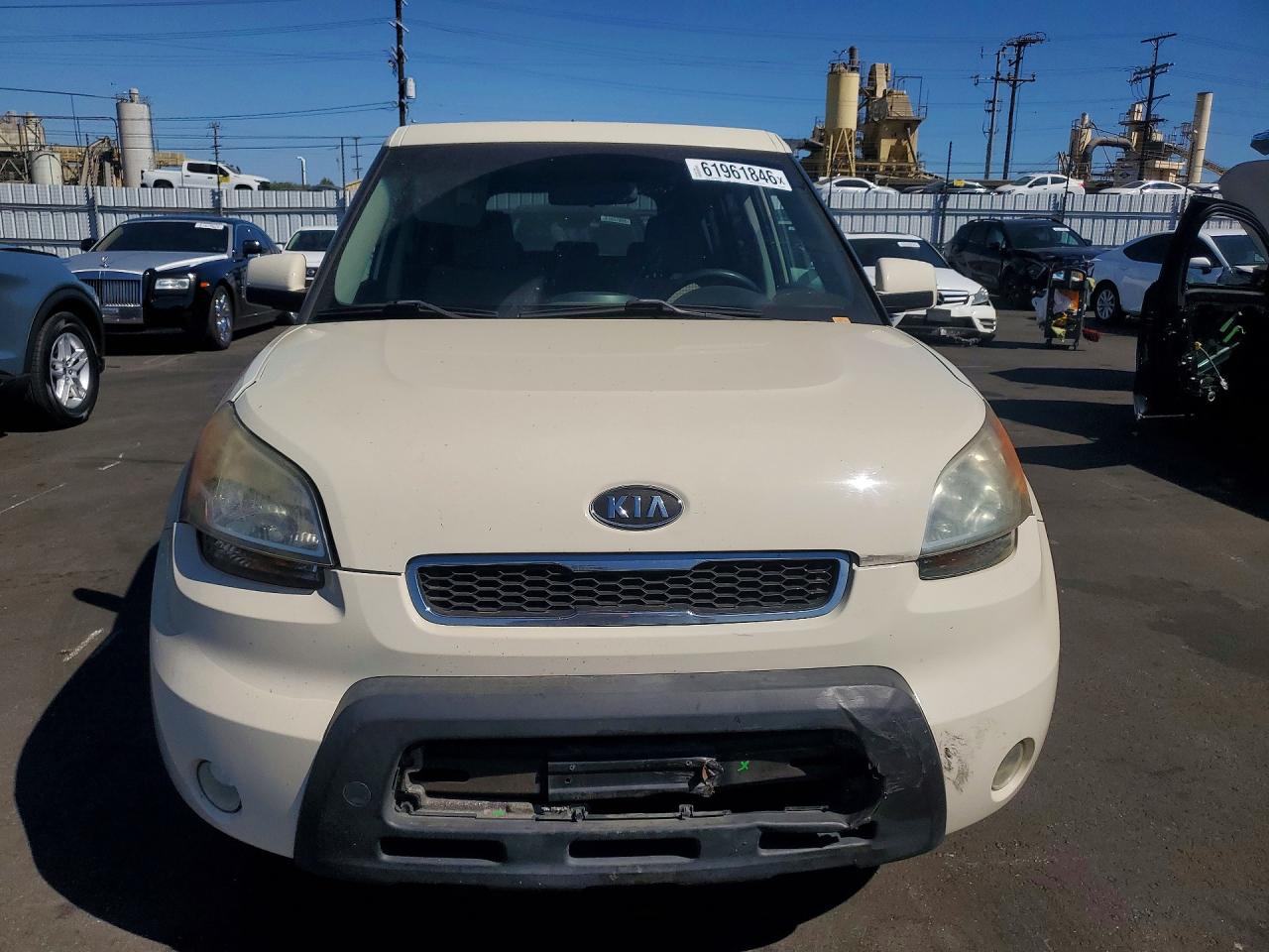 2010 Kia Soul + Cream vin: KNDJT2A27A7038423