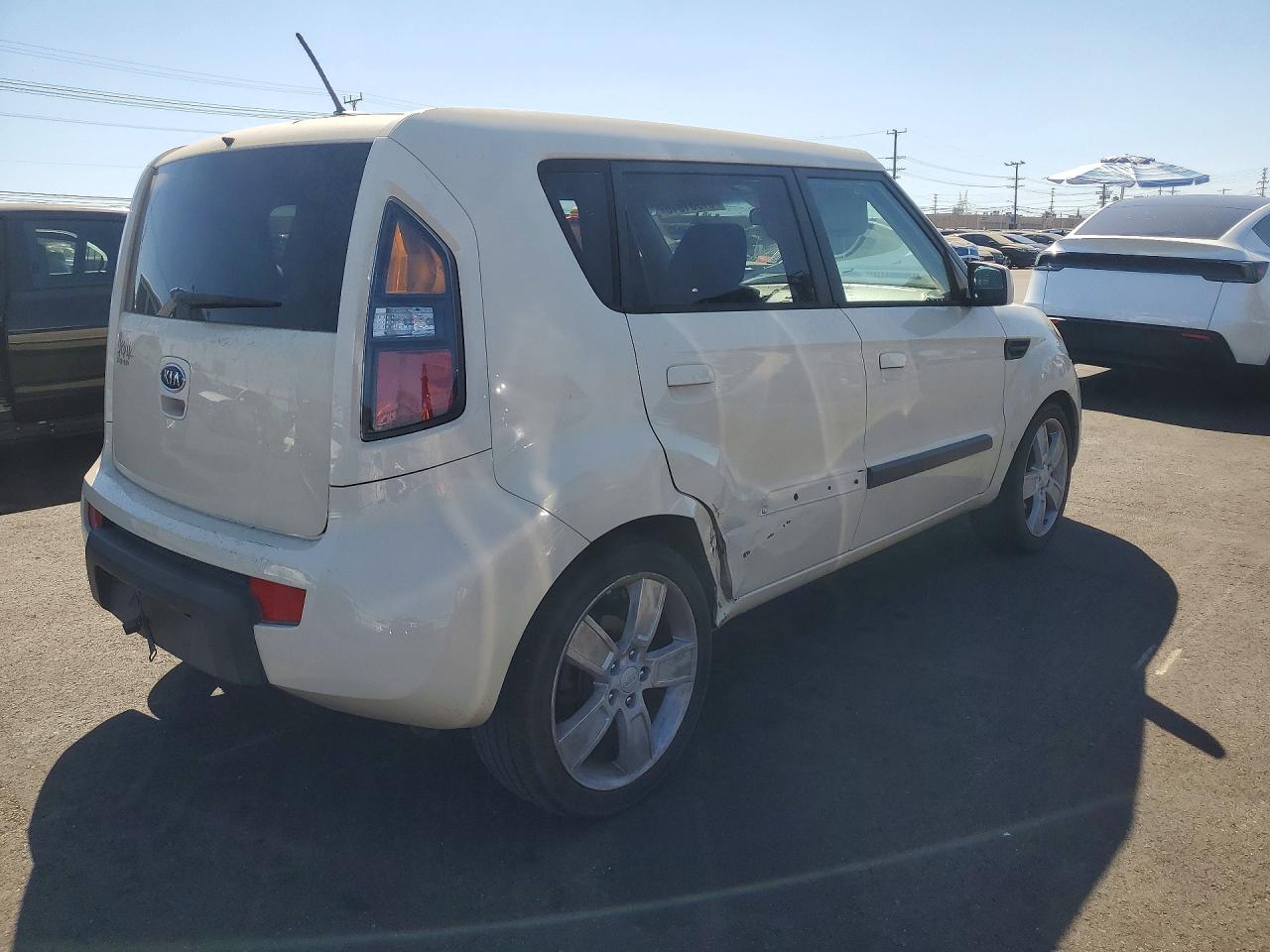 2010 Kia Soul + Cream vin: KNDJT2A27A7038423