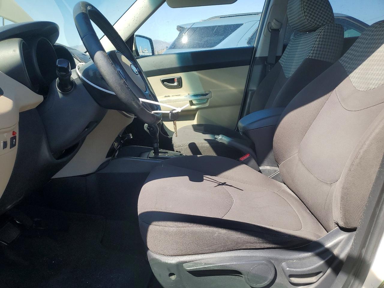 2010 Kia Soul + Cream vin: KNDJT2A27A7038423