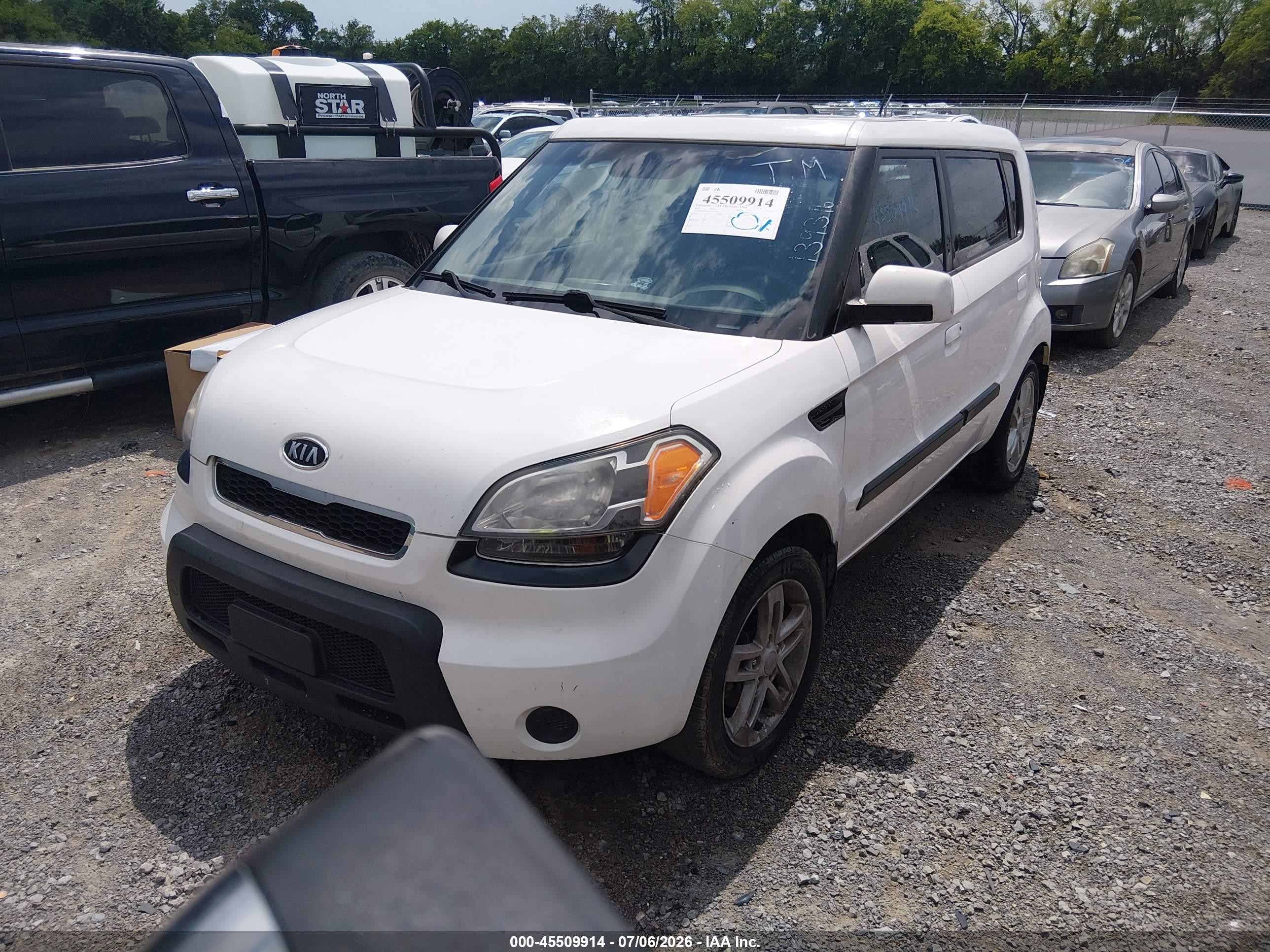 2010 Kia Soul + White vin: KNDJT2A27A7139316