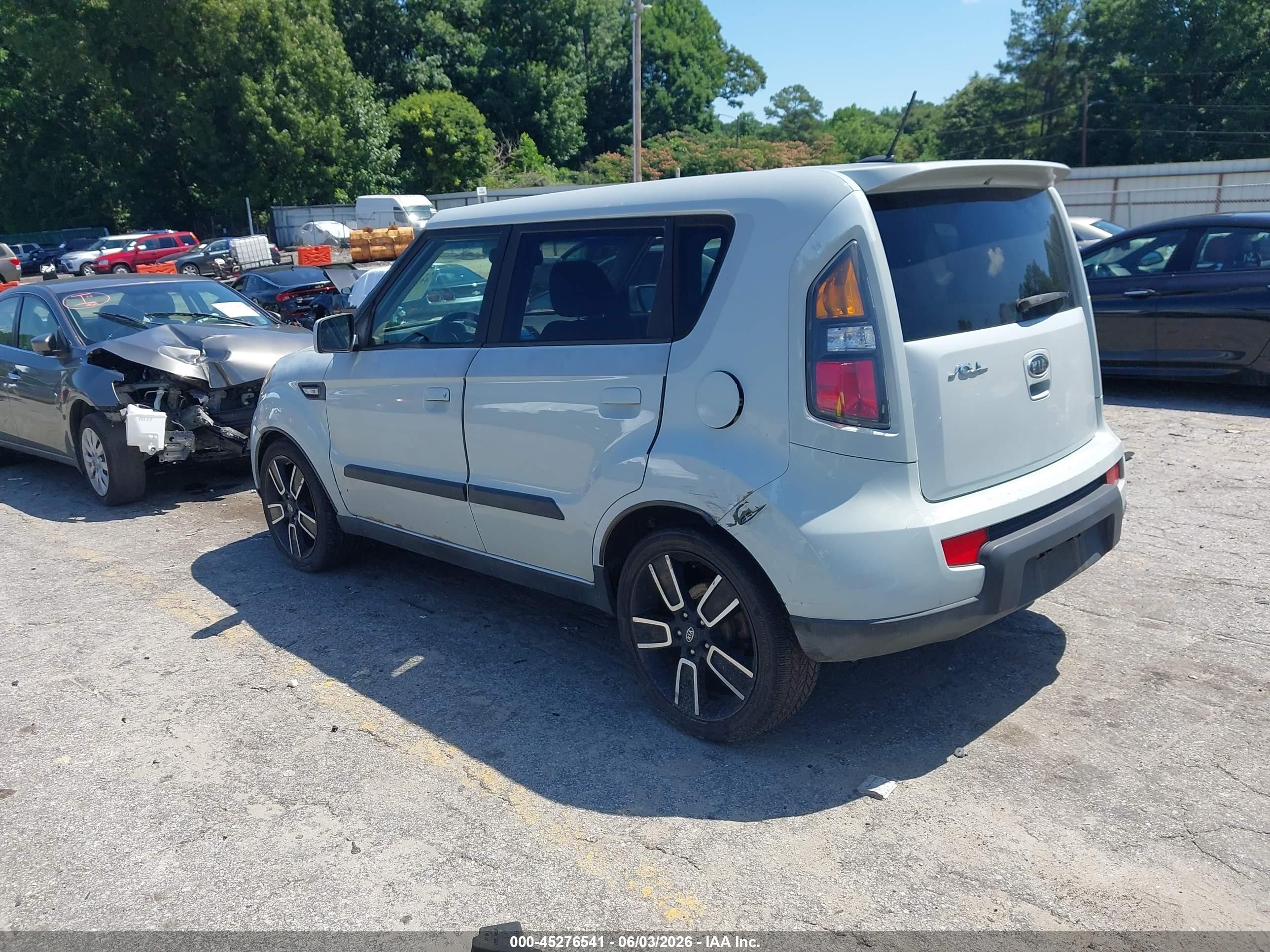 2010 Kia Soul + Cream vin: KNDJT2A27A7167567