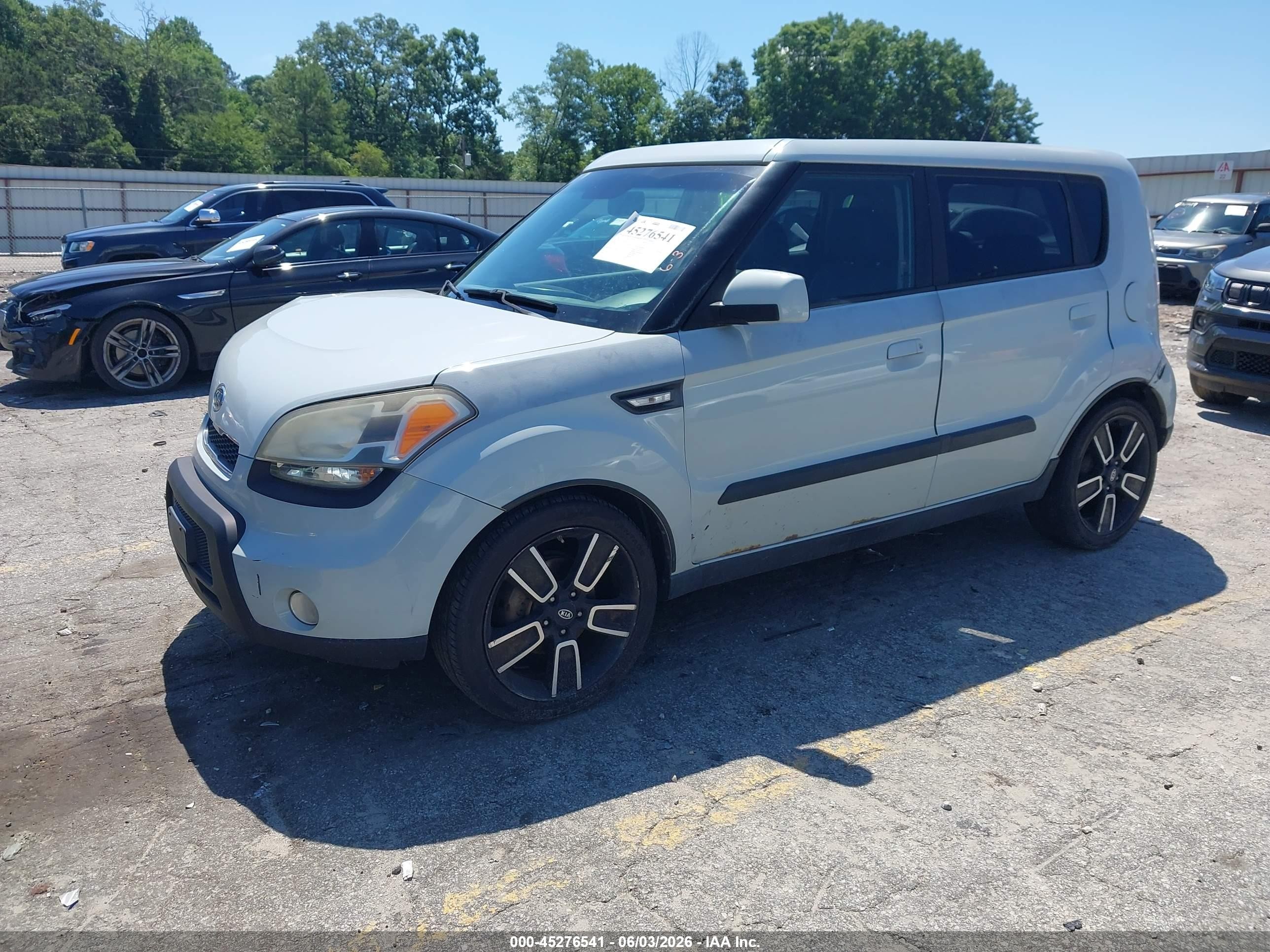 2010 Kia Soul + Cream vin: KNDJT2A27A7167567