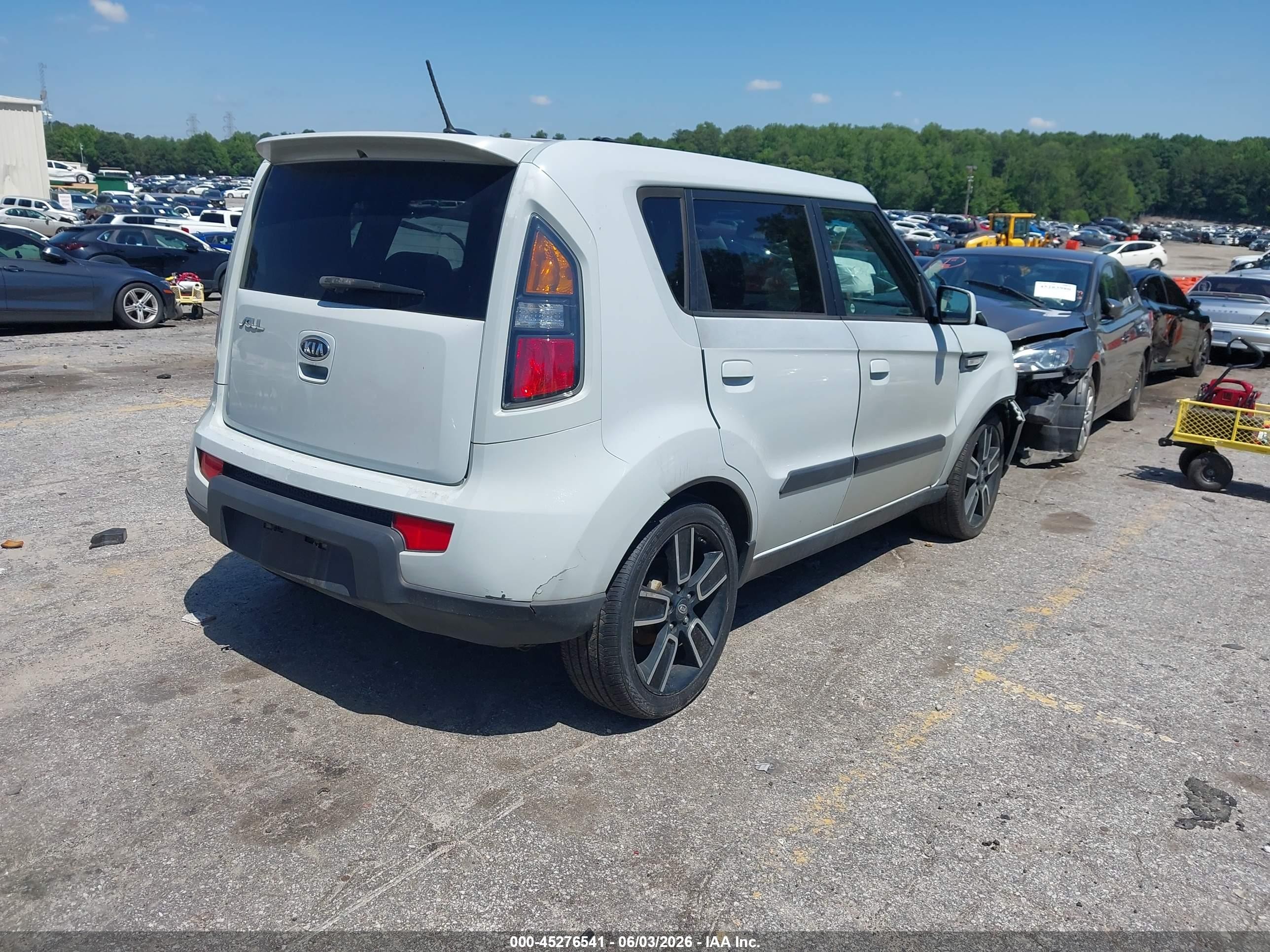 2010 Kia Soul + Cream vin: KNDJT2A27A7167567
