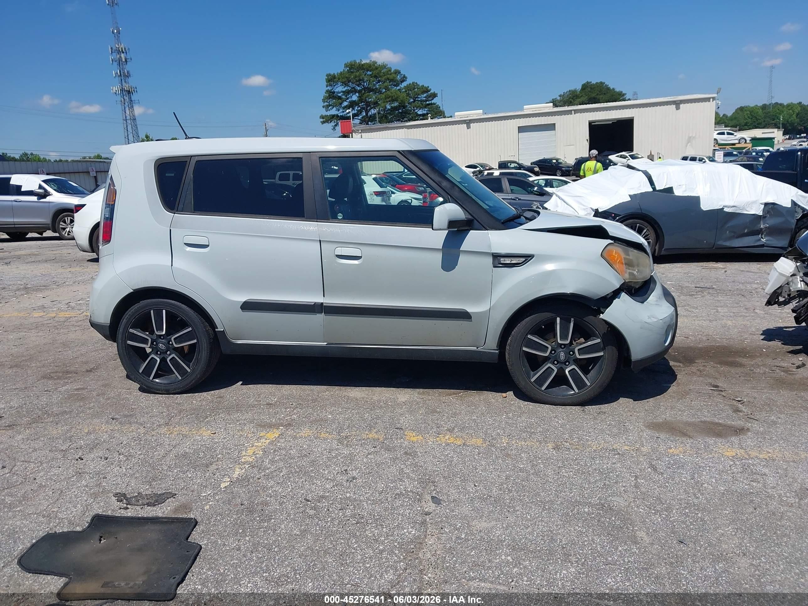 2010 Kia Soul + Cream vin: KNDJT2A27A7167567