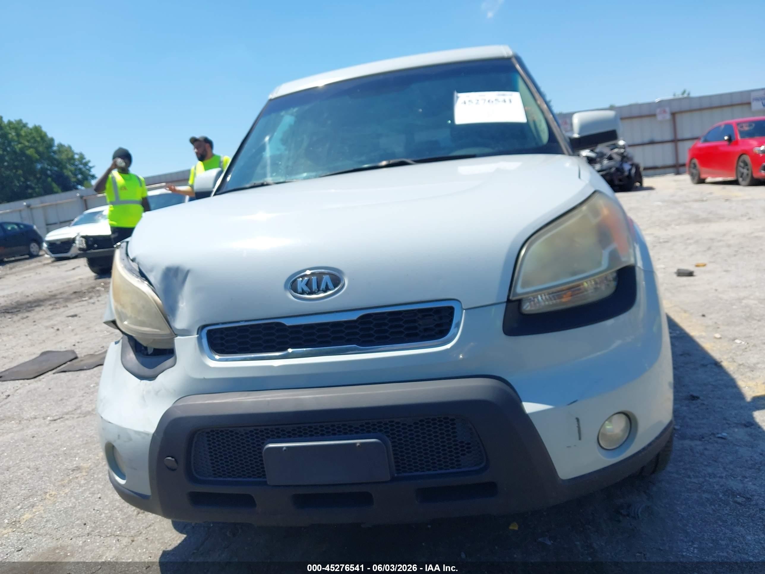 2010 Kia Soul + Cream vin: KNDJT2A27A7167567