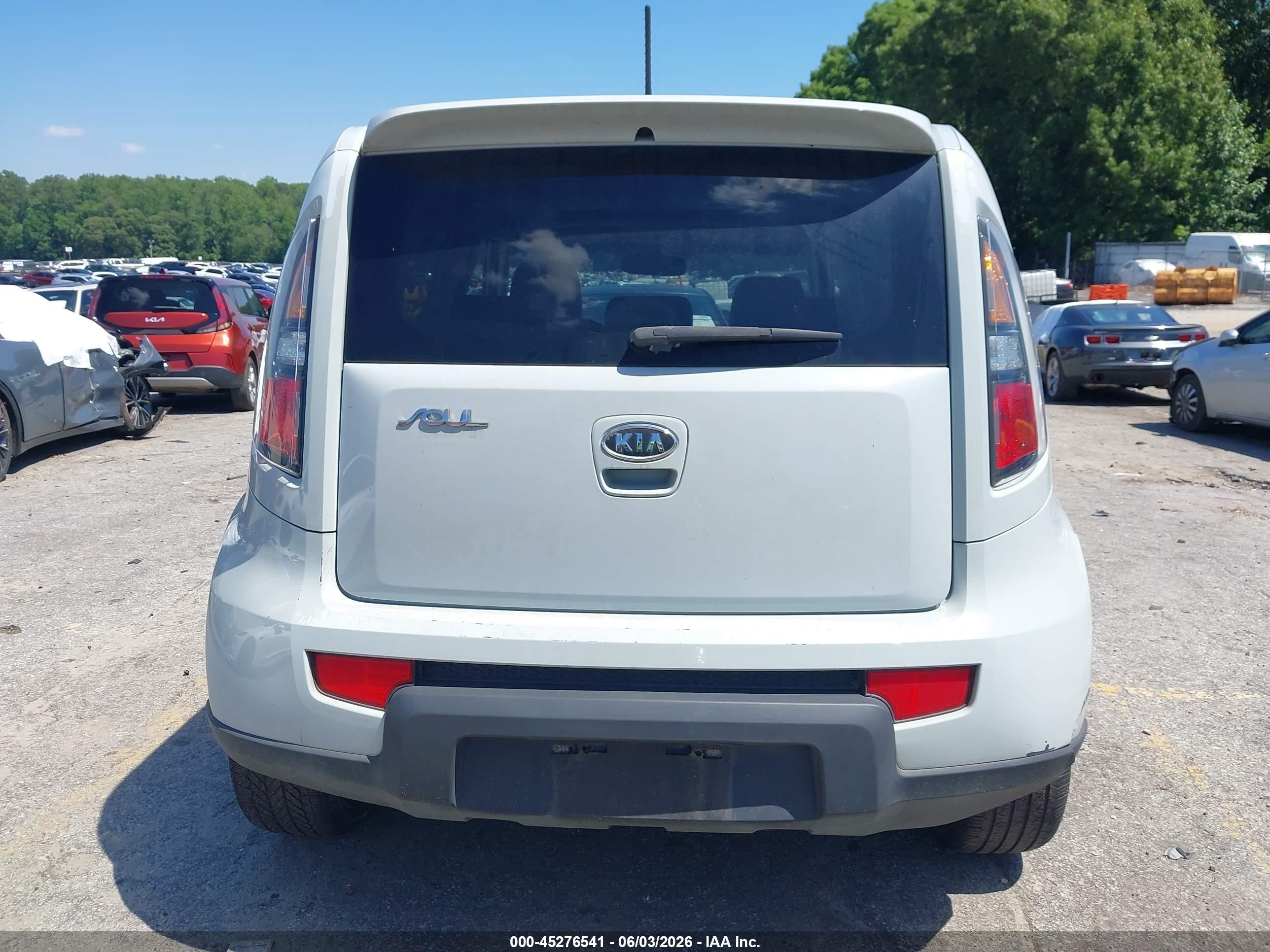 2010 Kia Soul + Cream vin: KNDJT2A27A7167567