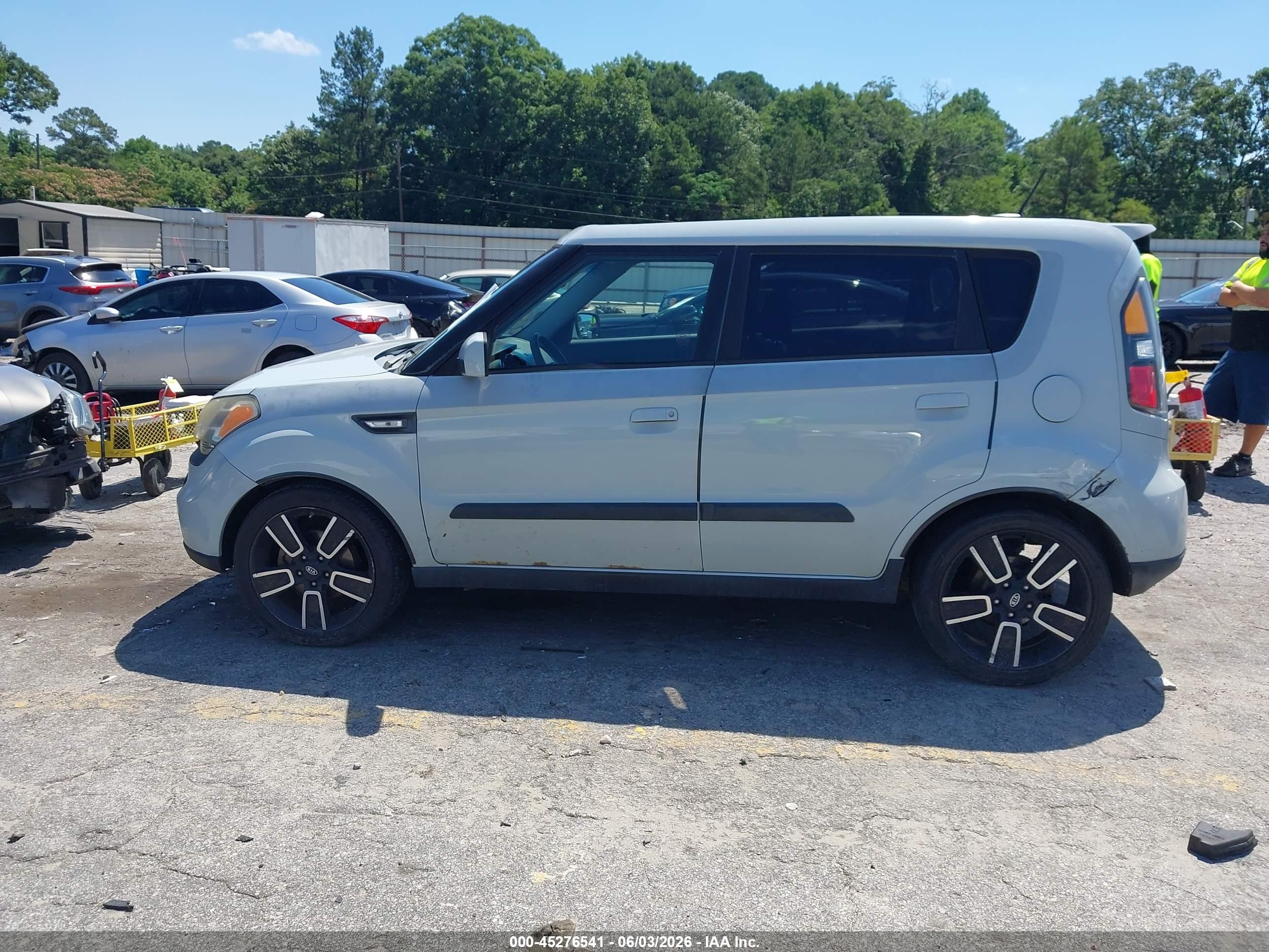 2010 Kia Soul + Cream vin: KNDJT2A27A7167567