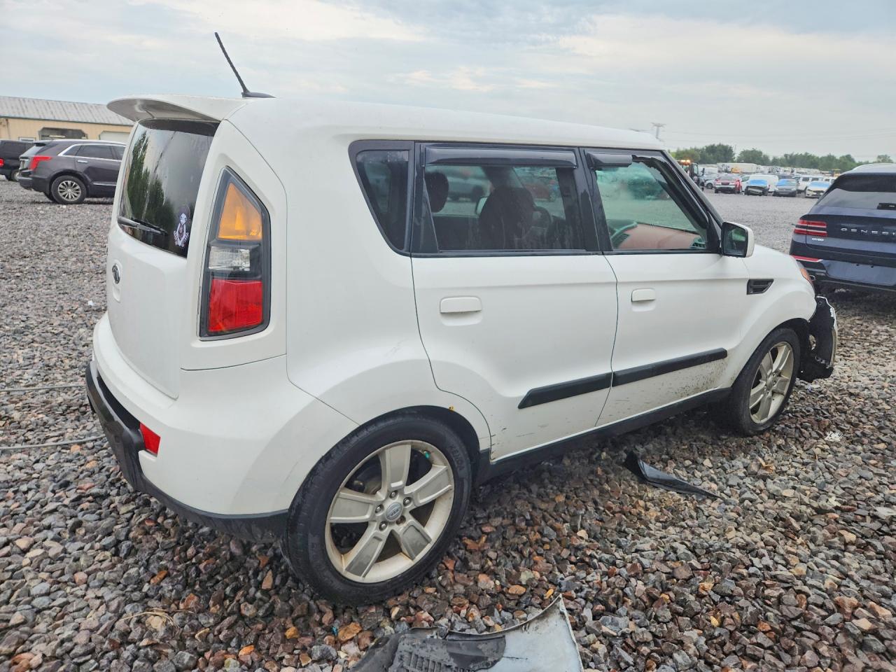 2010 Kia Soul + White vin: KNDJT2A27A7701179