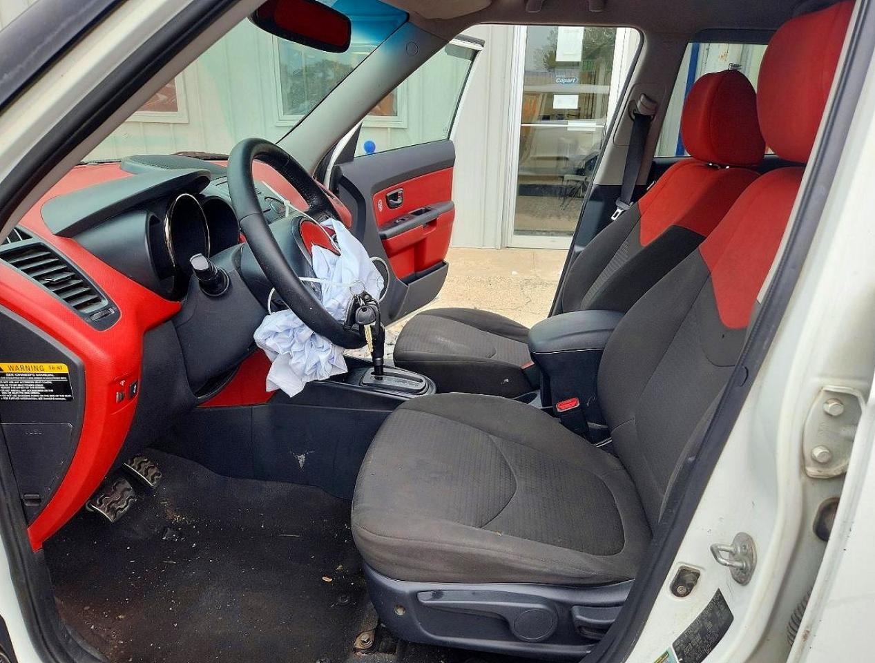 2010 Kia Soul + White vin: KNDJT2A27A7701179