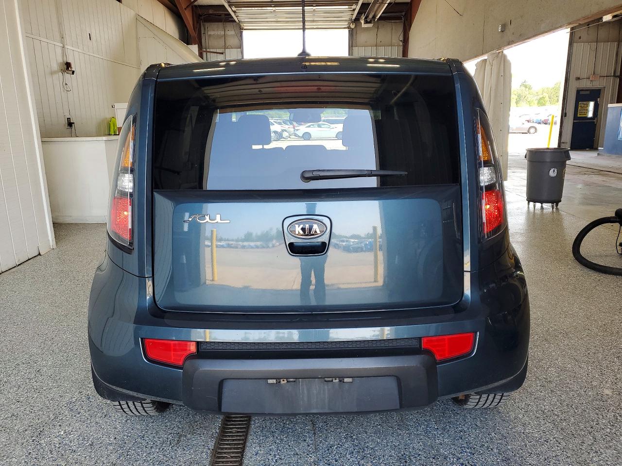 2011 Kia Soul + Blue vin: KNDJT2A27B7205865